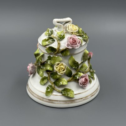 Шкатулка "Колокол" с лепным декором в виде роз, Schierholz Porcelain Manufactory, Schierholz & Sohn
