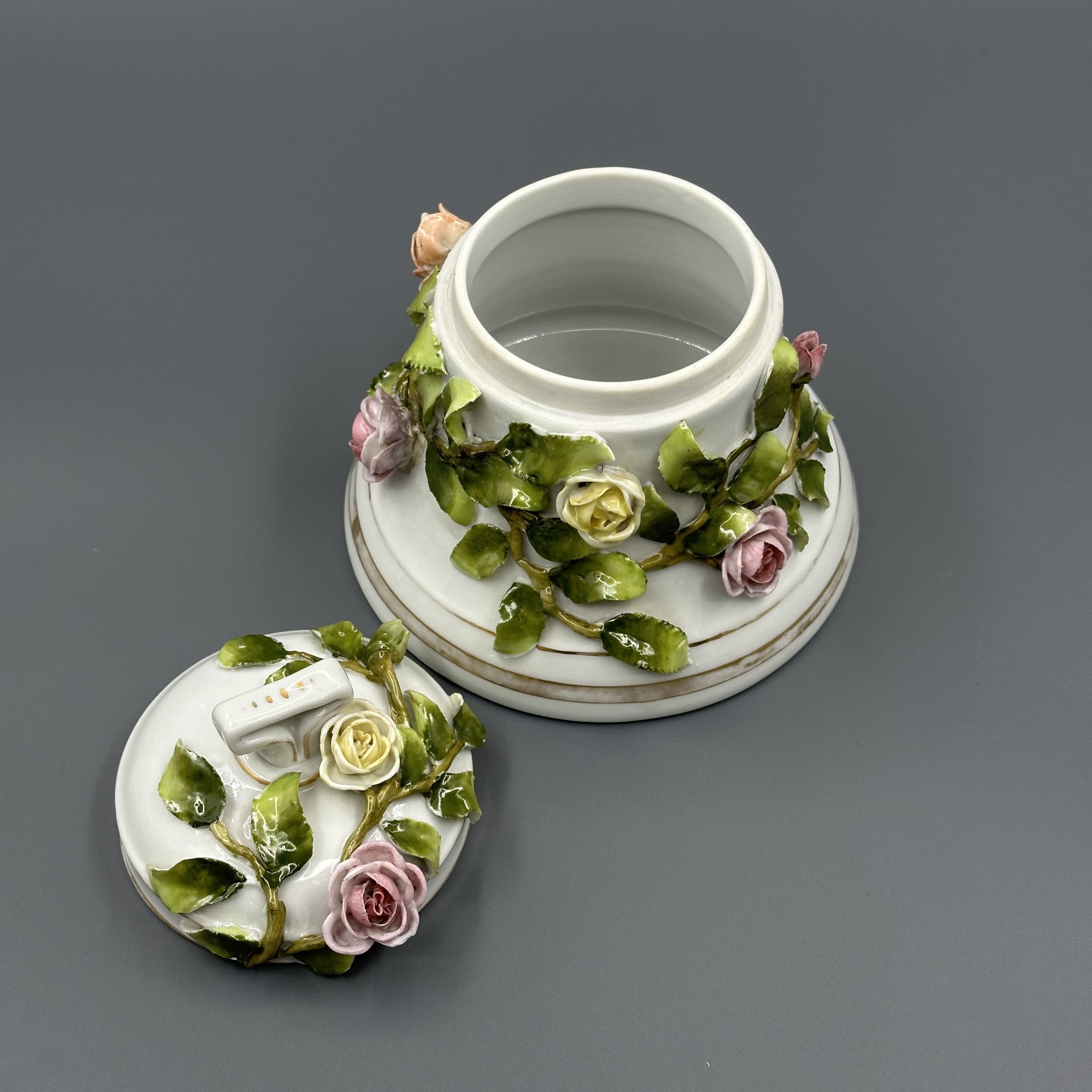 Шкатулка "Колокол" с лепным декором в виде роз, Schierholz Porcelain Manufactory, Schierholz & Sohn