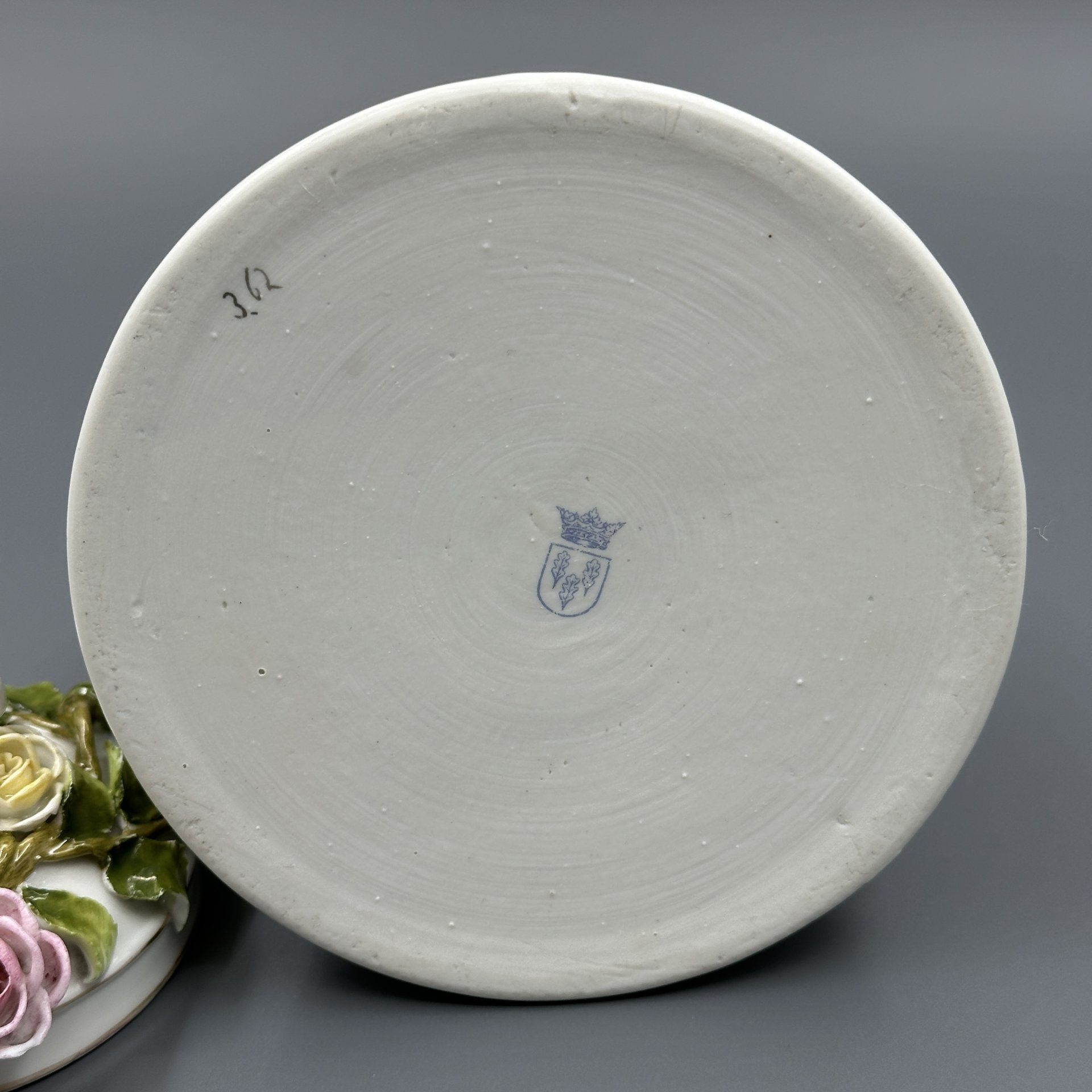 Шкатулка "Колокол" с лепным декором в виде роз, Schierholz Porcelain Manufactory, Schierholz & Sohn