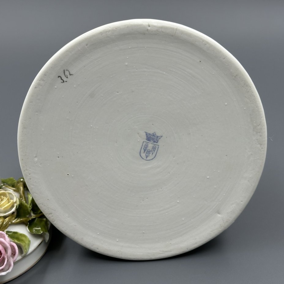 Шкатулка "Колокол" с лепным декором в виде роз, Schierholz Porcelain Manufactory, Schierholz & Sohn