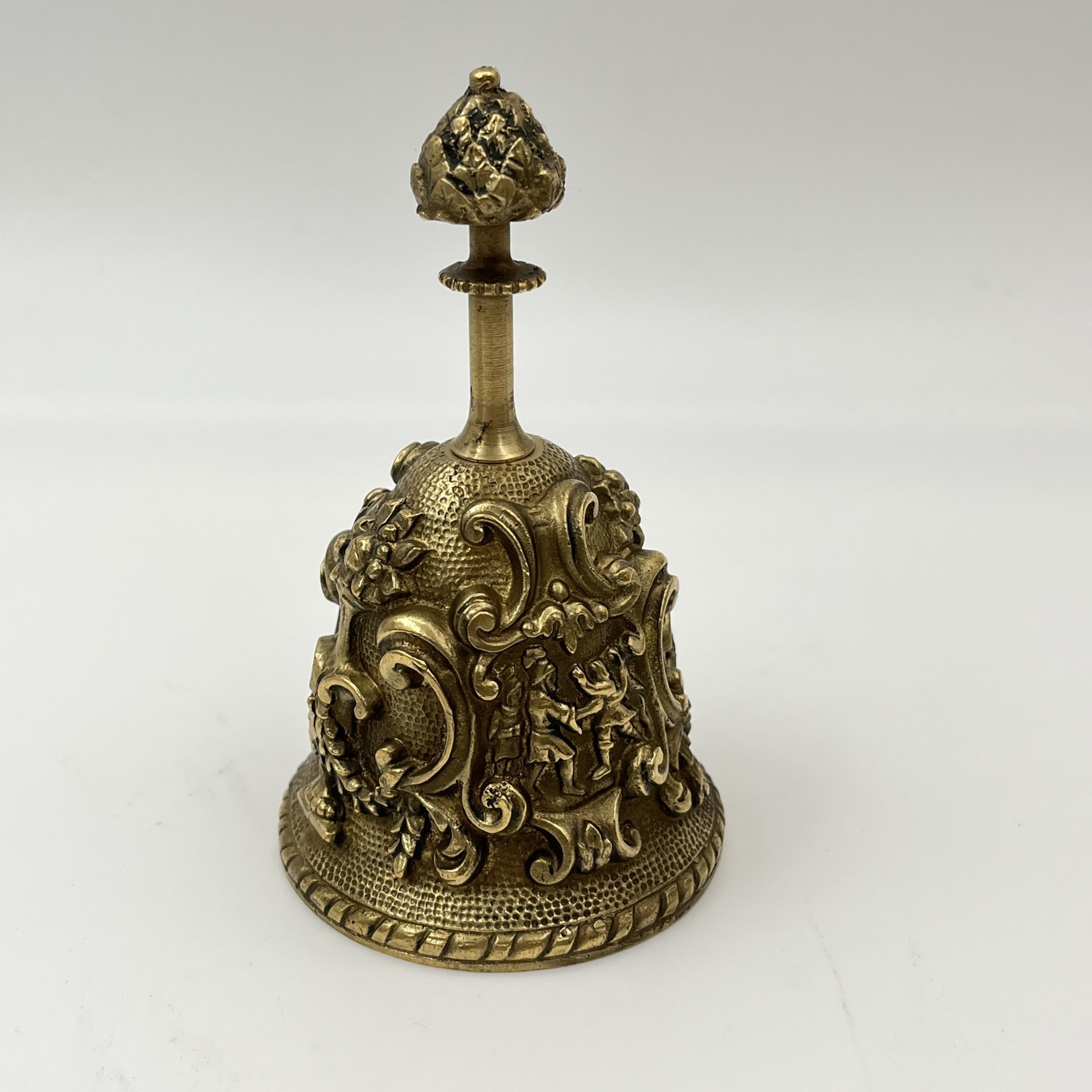 Колокольчик с растительным декором, изображением путти и воинов