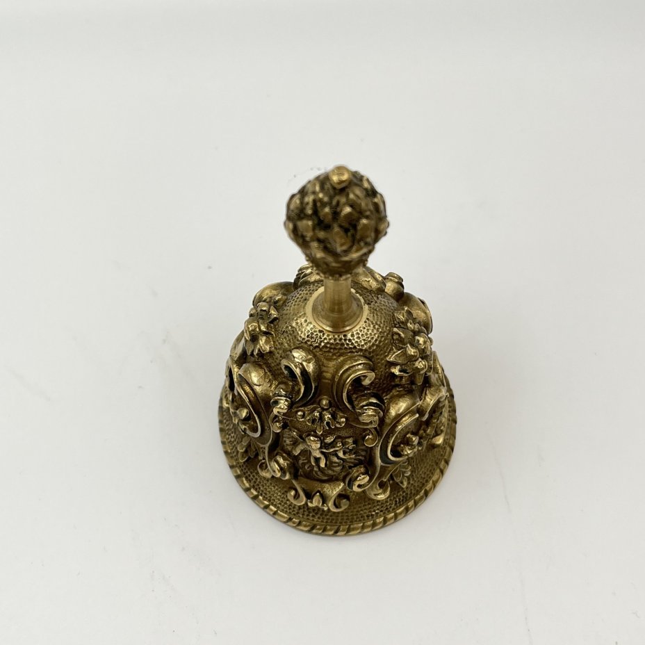 Колокольчик с растительным декором, изображением путти и воинов