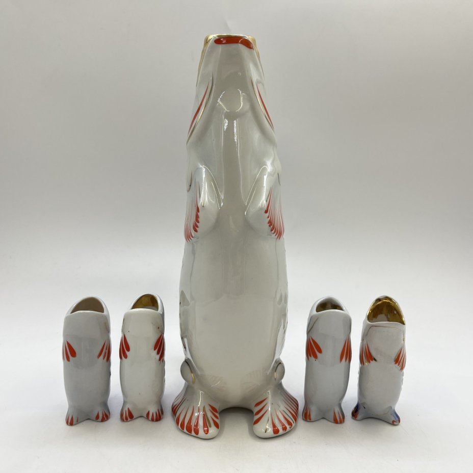 Набор для крепких напитков "Рыба" (штоф и 4 стопки), автор М.Д.Барамидзе, фарфор, роспись, золочение, Полонский завод художественной керамики (Полонное ЗХК), СССР, 1973-1991 гг.