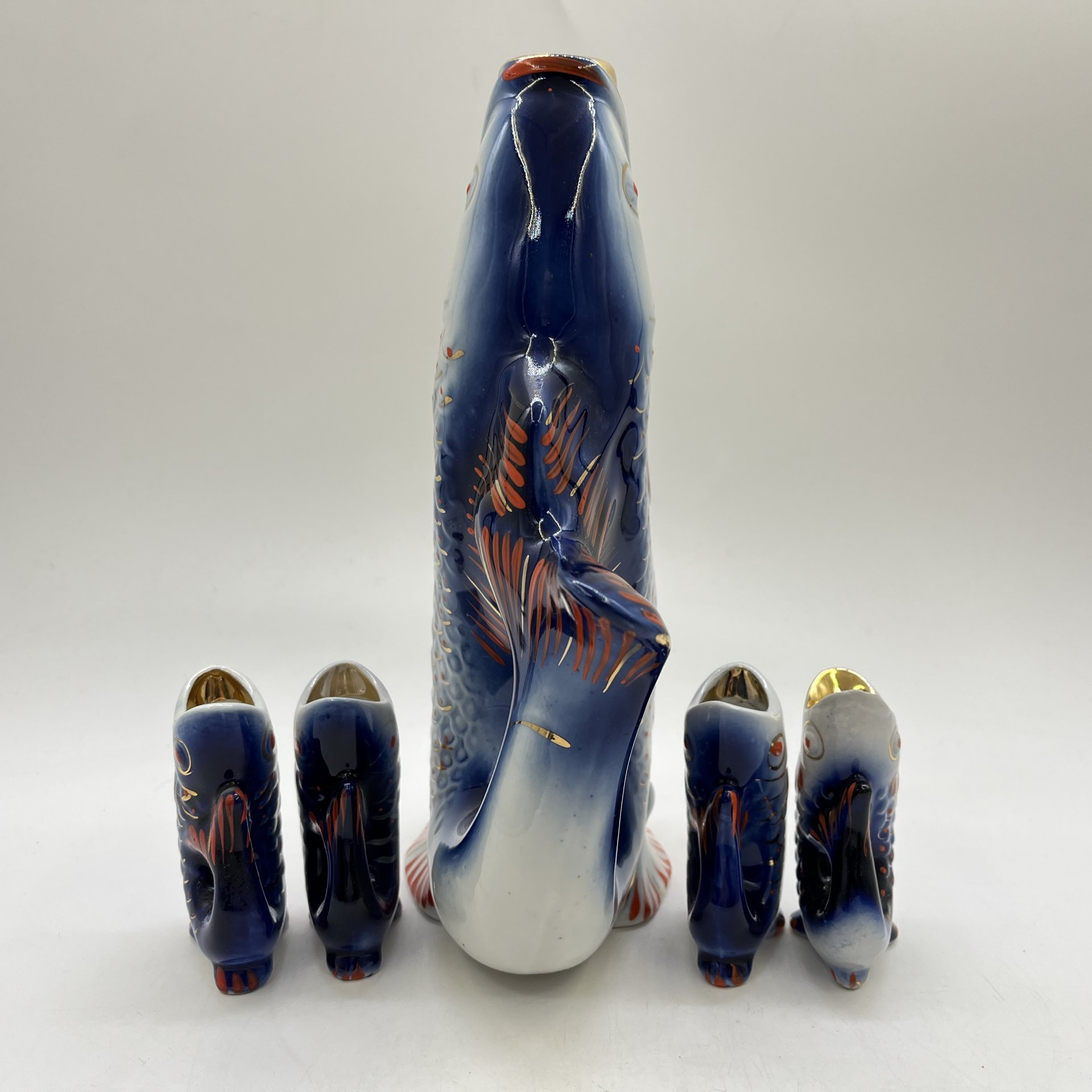 Набор для крепких напитков "Рыба" (штоф и 4 стопки), автор М.Д.Барамидзе, фарфор, роспись, золочение, Полонский завод художественной керамики (Полонное ЗХК), СССР, 1973-1991 гг.