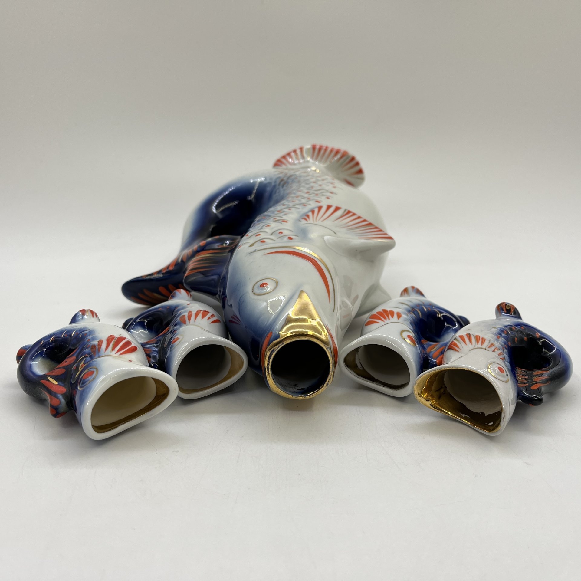 Набор для крепких напитков "Рыба" (штоф и 4 стопки), автор М.Д.Барамидзе, фарфор, роспись, золочение, Полонский завод художественной керамики (Полонное ЗХК), СССР, 1973-1991 гг.