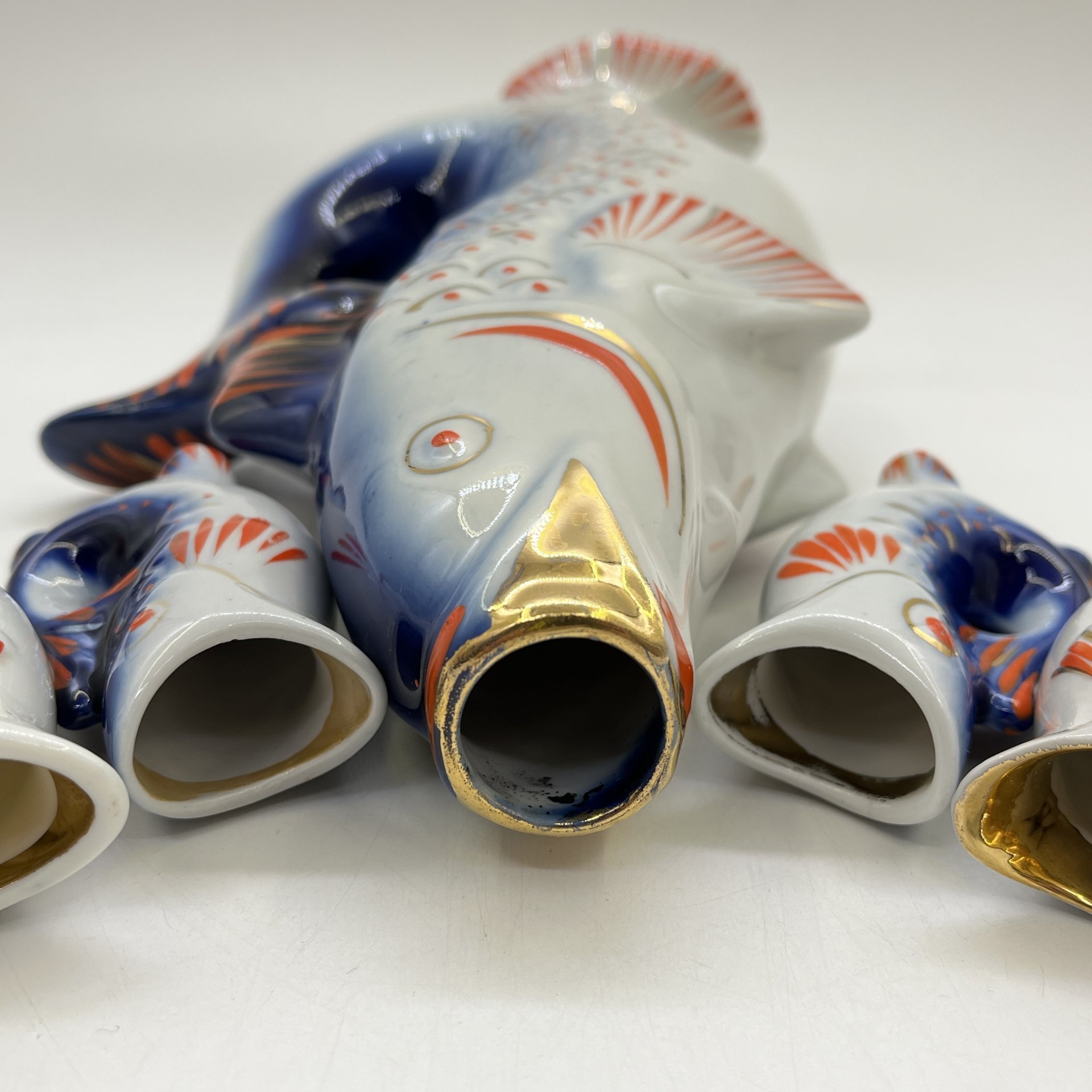 Набор для крепких напитков "Рыба" (штоф и 4 стопки), автор М.Д.Барамидзе, фарфор, роспись, золочение, Полонский завод художественной керамики (Полонное ЗХК), СССР, 1973-1991 гг.