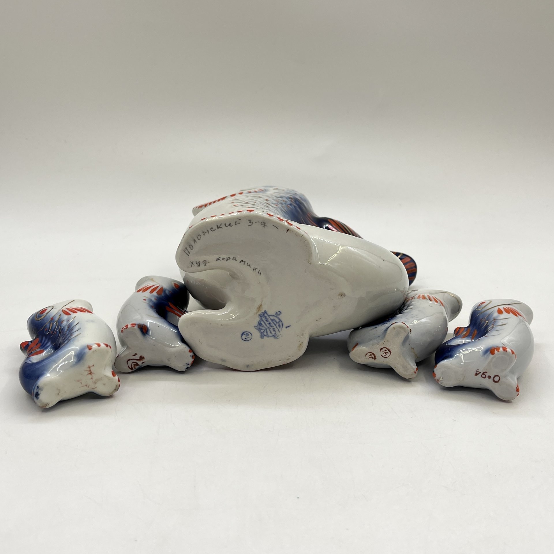 Набор для крепких напитков "Рыба" (штоф и 4 стопки), автор М.Д.Барамидзе, фарфор, роспись, золочение, Полонский завод художественной керамики (Полонное ЗХК), СССР, 1973-1991 гг.