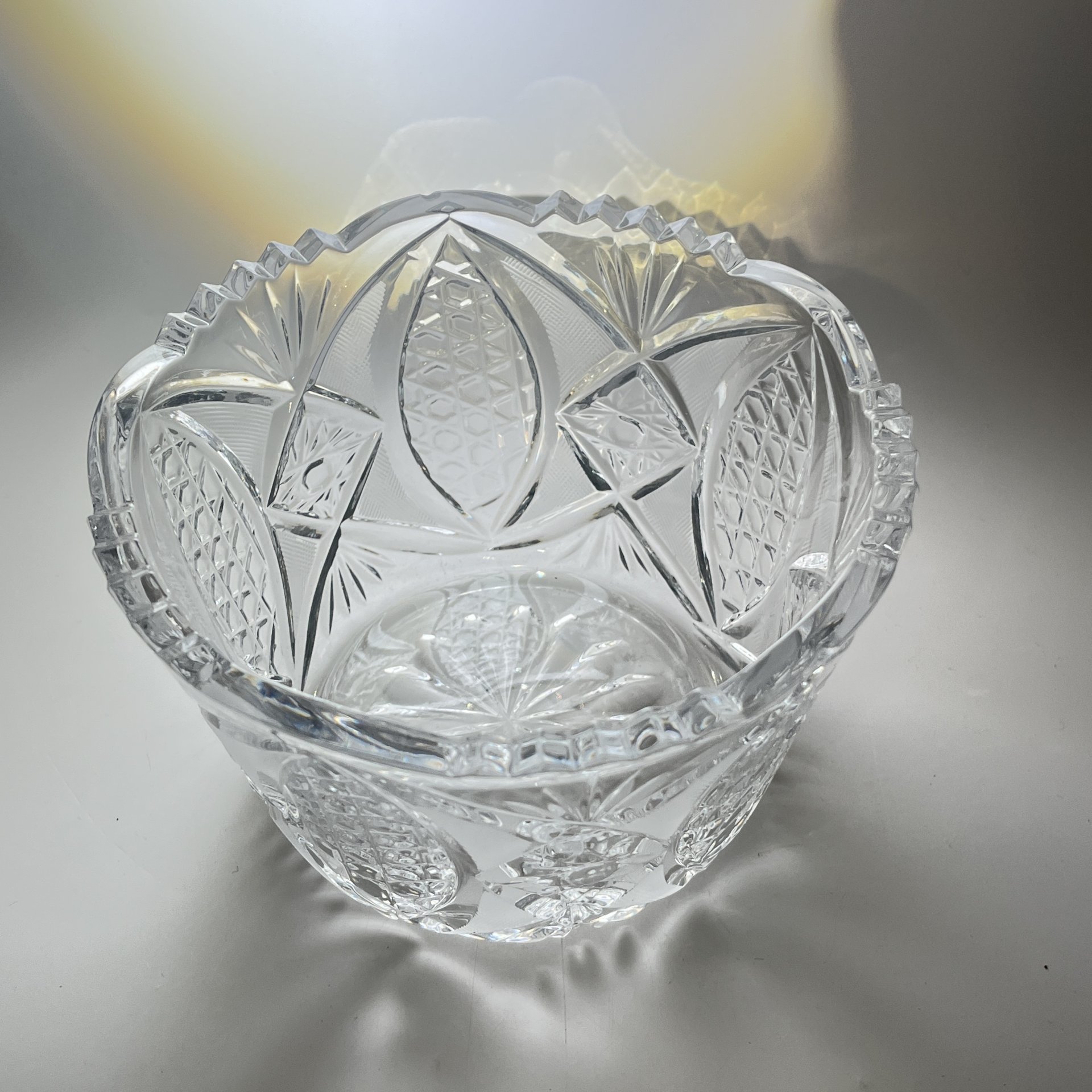Салатник круглой формы с резным геометрически декором, хрусталь, алмазная грань, СССР, 1970-1990 гг.