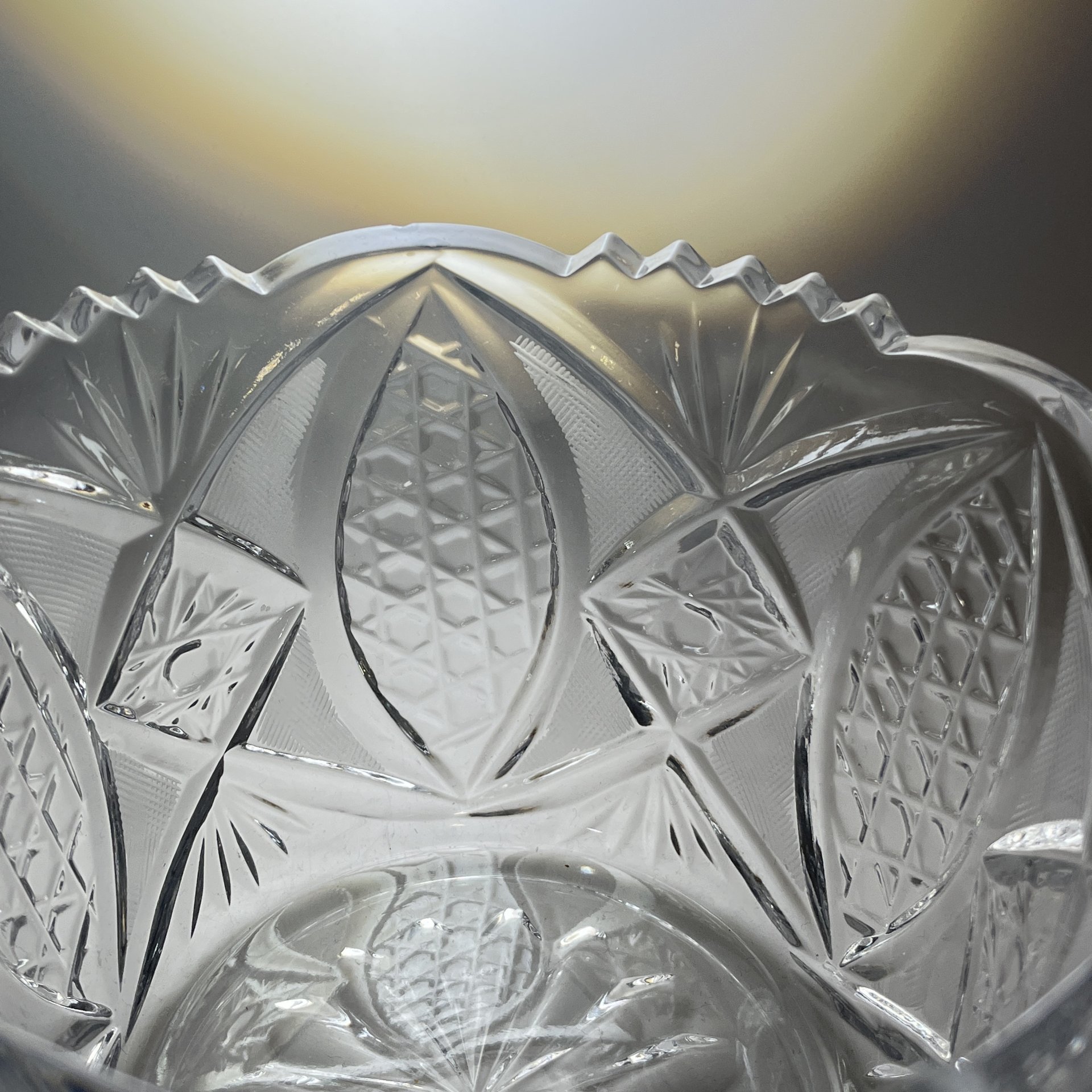 Салатник круглой формы с резным геометрически декором, хрусталь, алмазная грань, СССР, 1970-1990 гг.