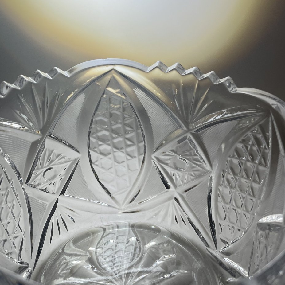 Салатник круглой формы с резным геометрически декором