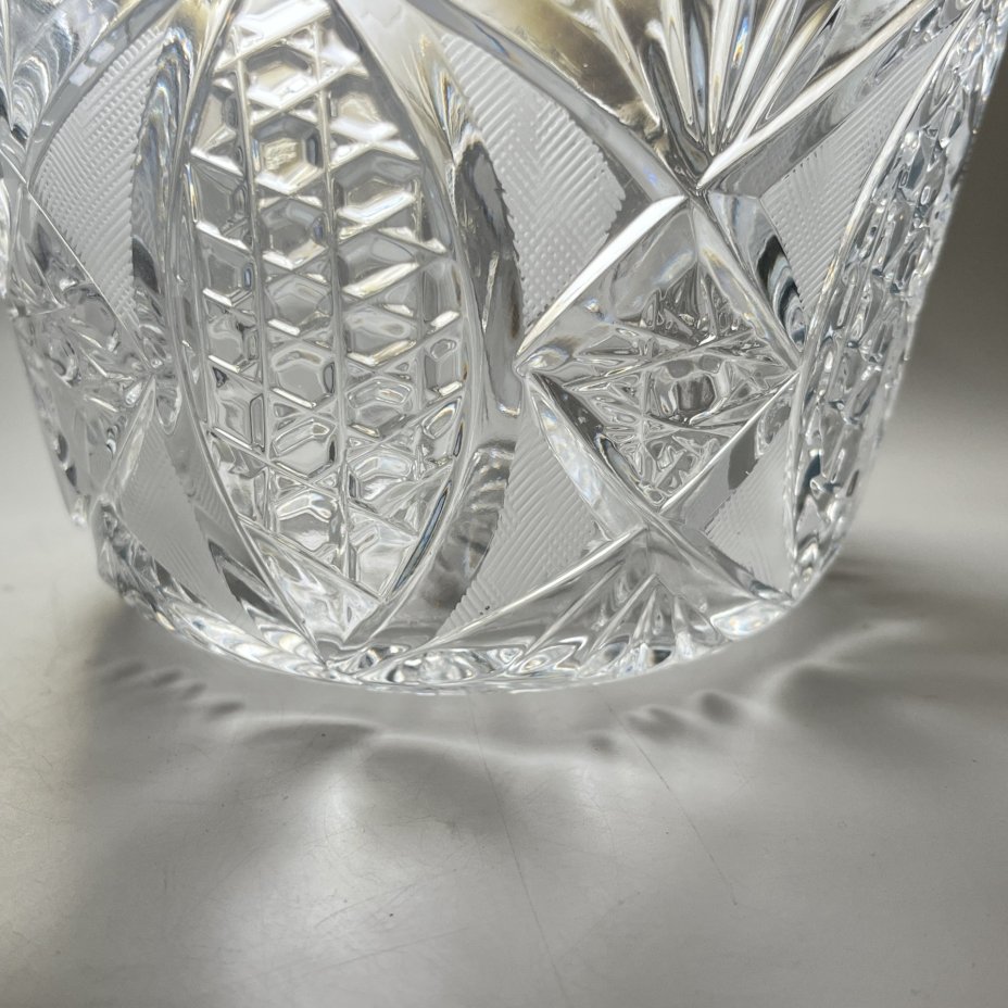 Салатник круглой формы с резным геометрически декором