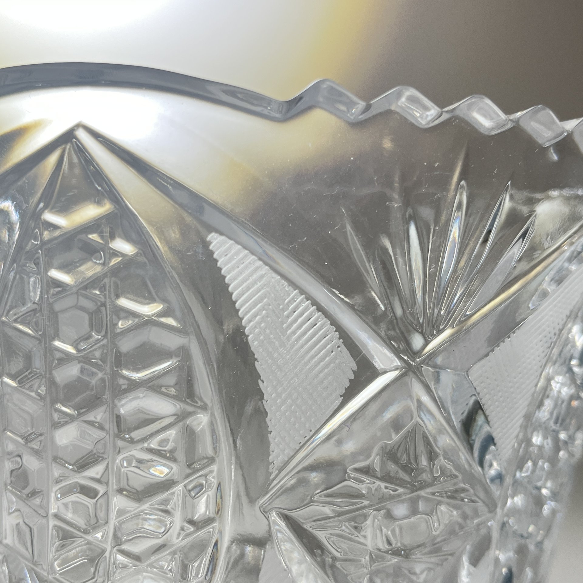 Салатник круглой формы с резным геометрически декором, хрусталь, алмазная грань, СССР, 1970-1990 гг.