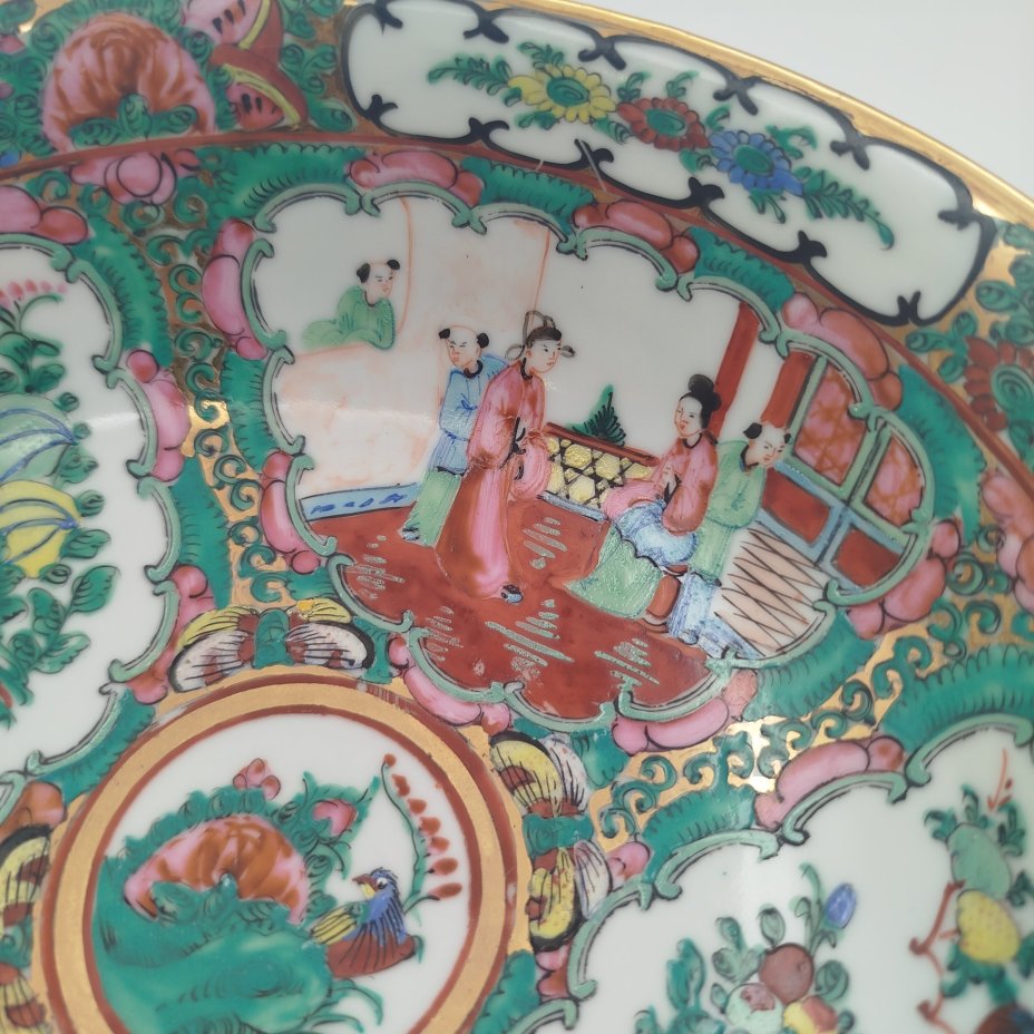 Глубокое блюдо, украшенное изображением сцен из жизни императорского двора и мотивом цветов и птиц в резервах, фарфор, роспись, золочение, Китай, 1960-1980 гг.