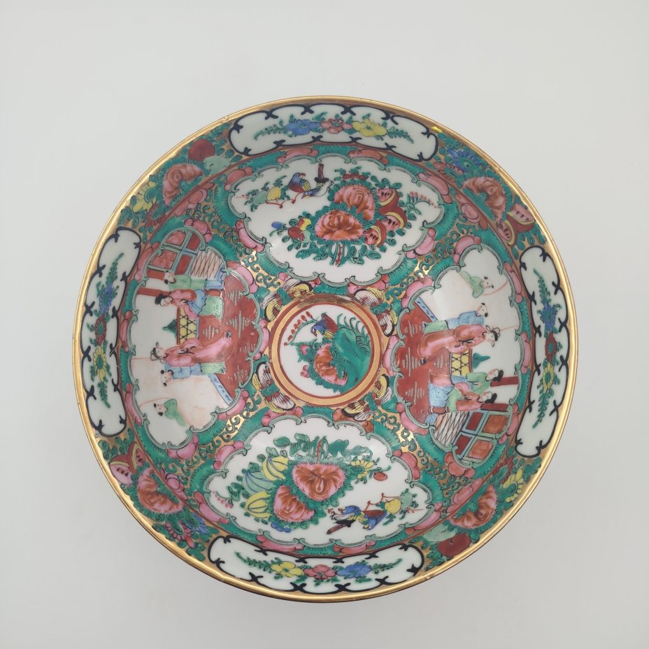 Глубокое блюдо, украшенное изображением сцен из жизни императорского двора и мотивом цветов и птиц в резервах, фарфор, роспись, золочение, Китай, 1960-1980 гг.