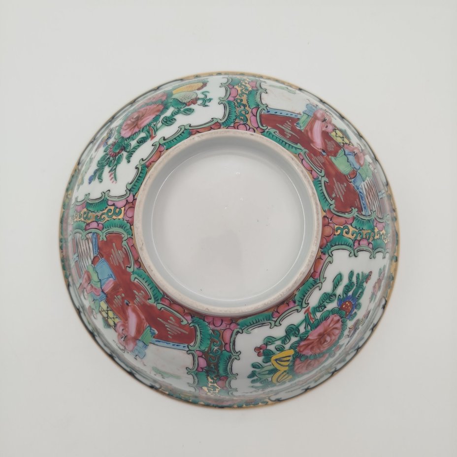 Глубокое блюдо, украшенное изображением сцен из жизни императорского двора и мотивом цветов и птиц в резервах, фарфор, роспись, золочение, Китай, 1960-1980 гг.