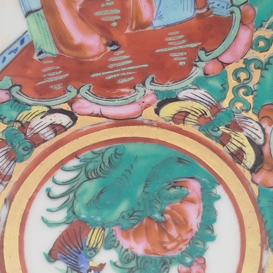 Глубокое блюдо, украшенное изображением сцен из жизни императорского двора и мотивом цветов и птиц в резервах, фарфор, роспись, золочение, Китай, 1960-1980 гг.