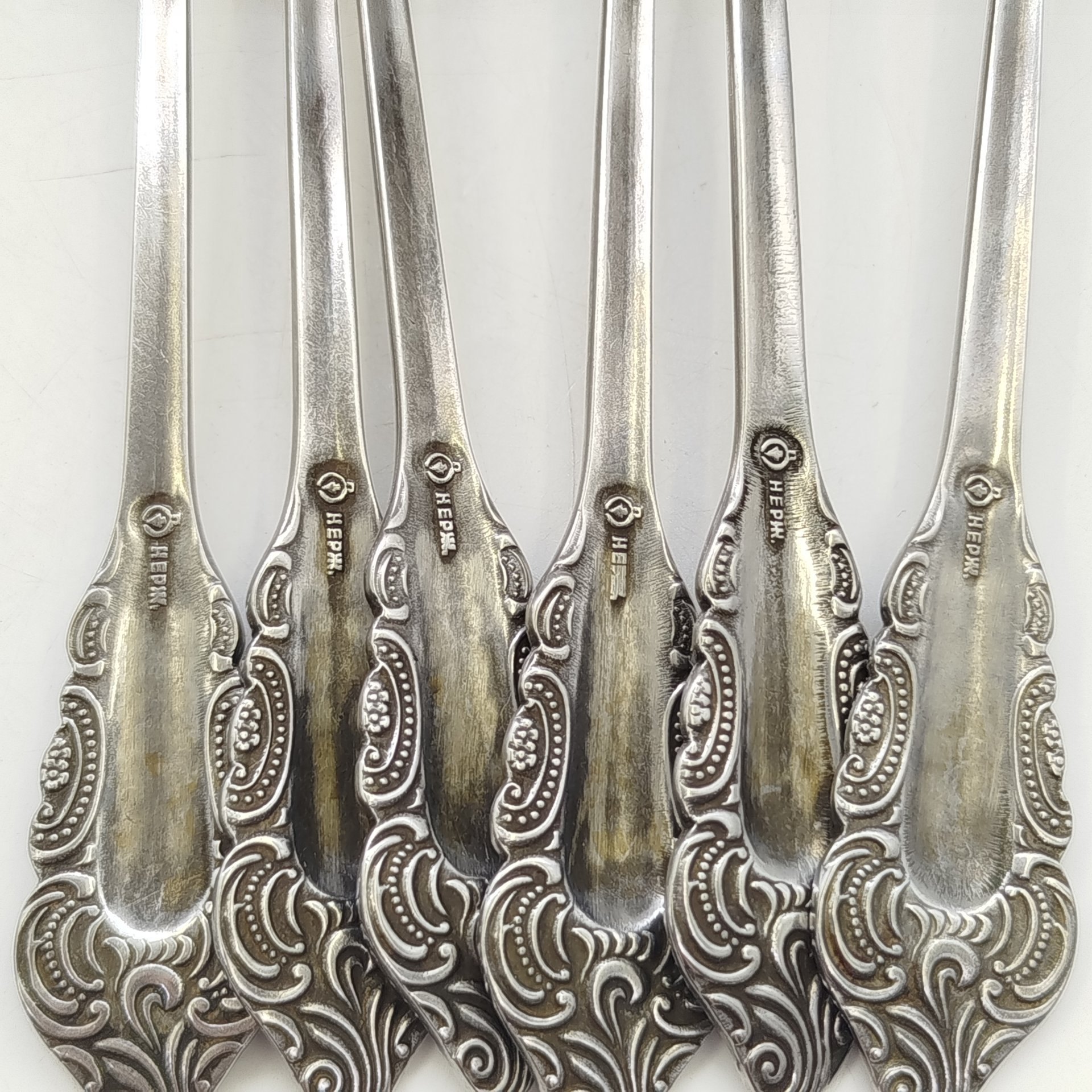 Набор из 6-ти столовых ложек, украшенных растительным декором, нержавеющая сталь, золочение, Павловский завод художественных металлоизделий им. С.М. Кирова, СССР