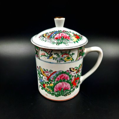 Чашка с крышкой, украшенная изображением цветов, птиц и бабочек, фарфор, роспись, золочение, Китай