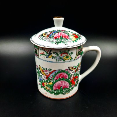 Чашка с крышкой, украшенная изображением цветов, птиц и бабочек, Китай