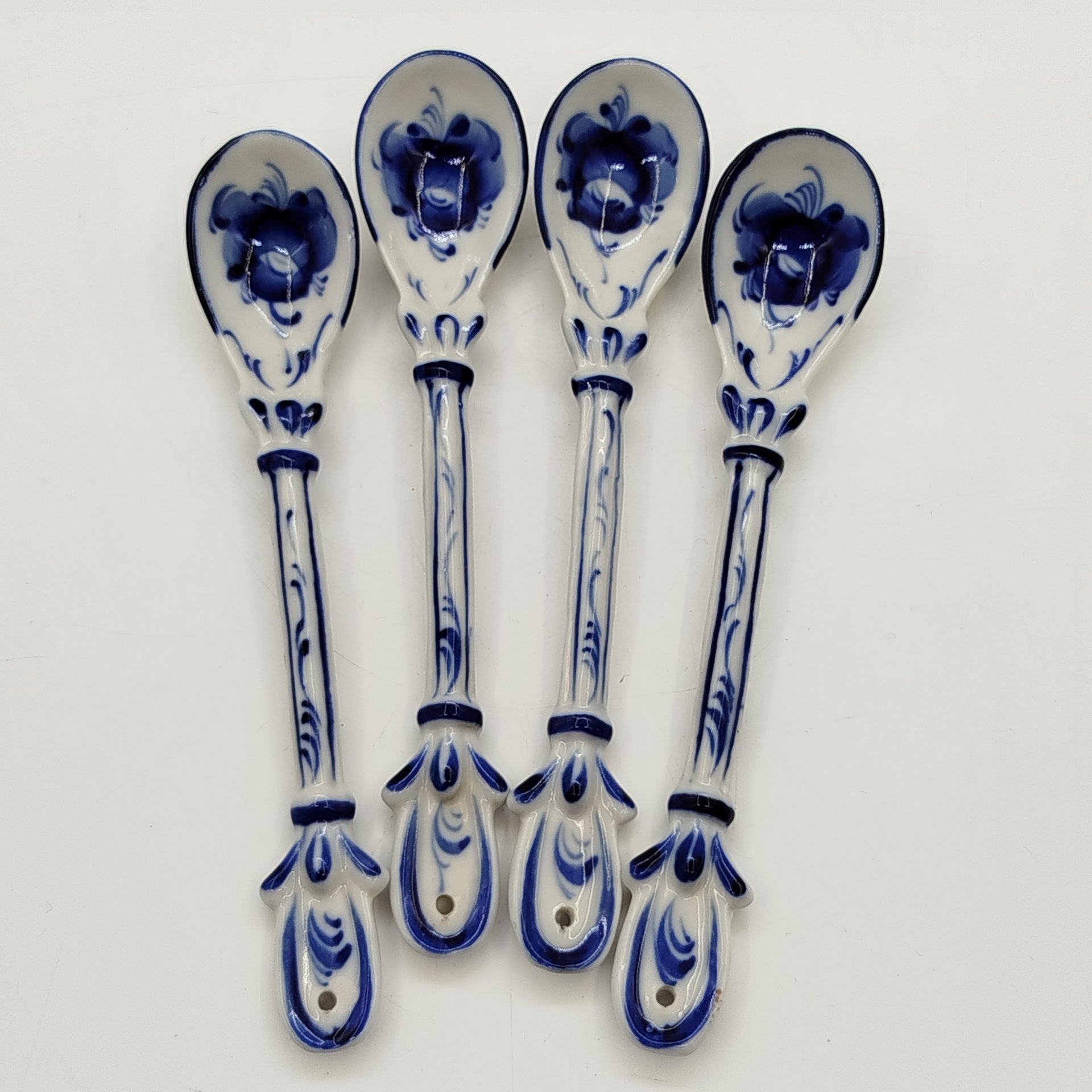 Набор из 4-х чайных ложек с цветочным декором, Гжель, фарфор, роспись, Россия, 1990-2010 гг.