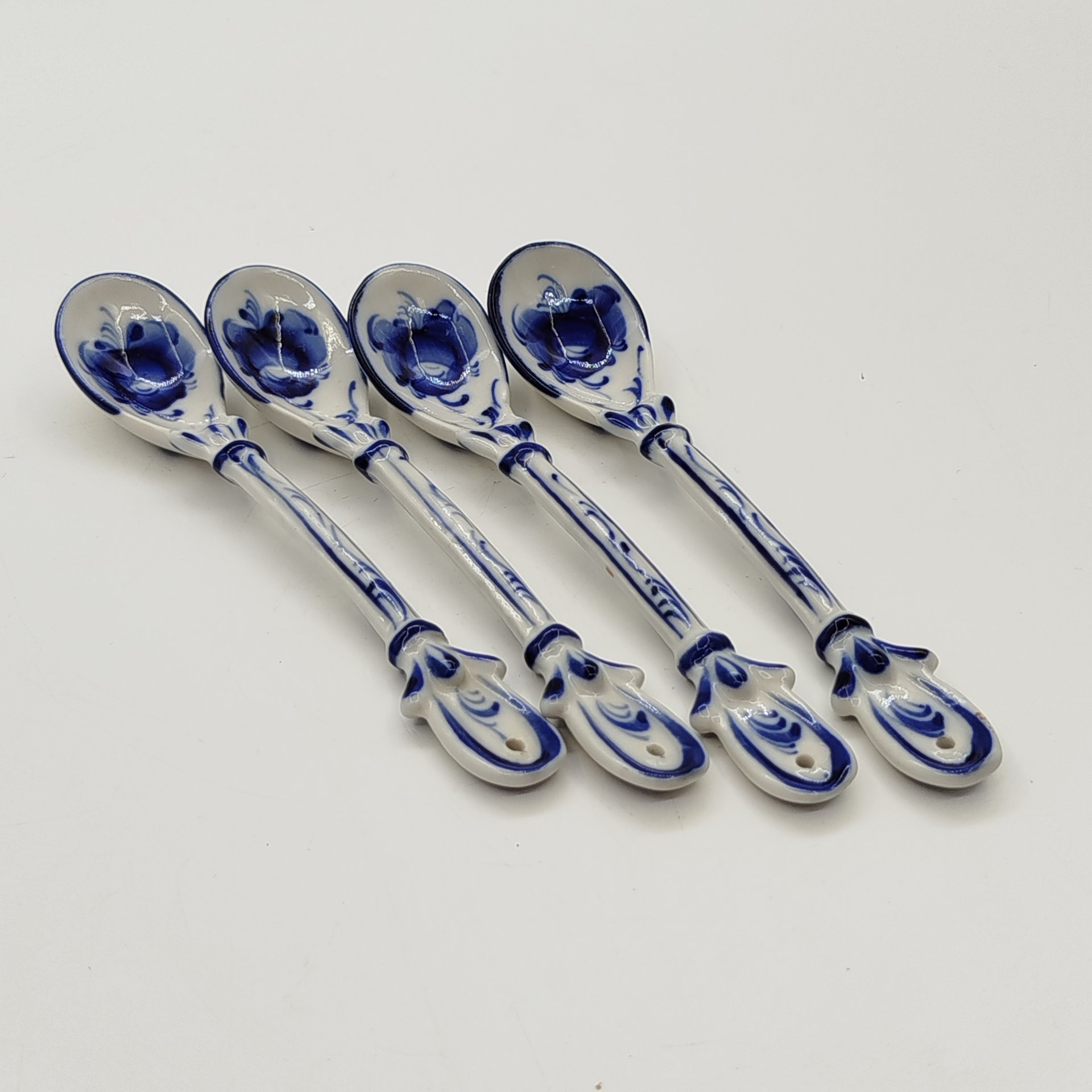 Набор из 4-х чайных ложек с цветочным декором, Гжель, фарфор, роспись, Россия, 1990-2010 гг.