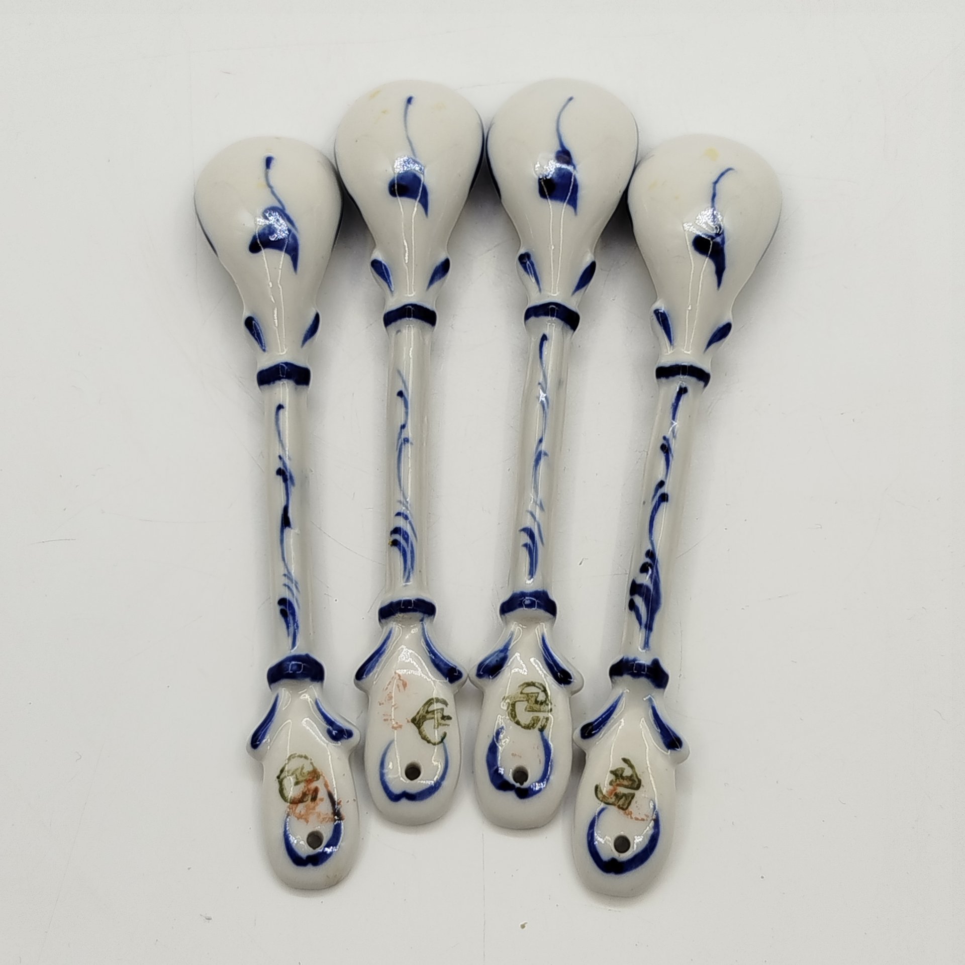 Набор из 4-х чайных ложек с цветочным декором, Гжель, фарфор, роспись, Россия, 1990-2010 гг.