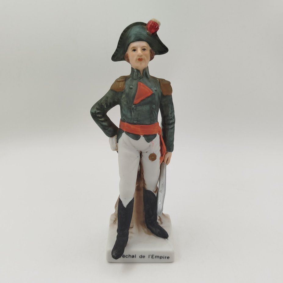 Статуэтка "Офицер кавалерии" ("Officier de Cavalerie") из серии "Армия Наполеона", фарфор, роспись, золочение, Южная Корея, 1970-2000 гг.