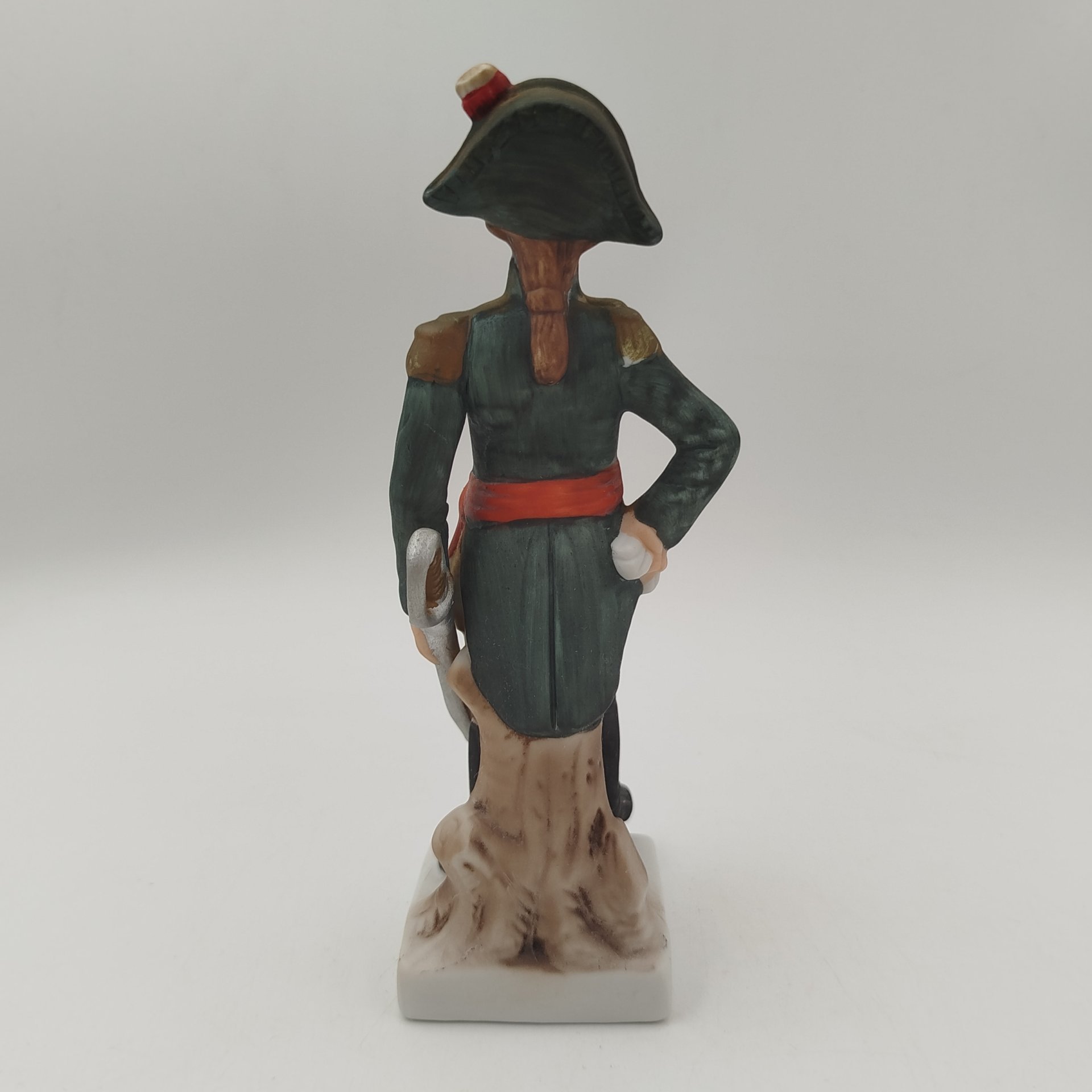 Статуэтка "Офицер кавалерии" ("Officier de Cavalerie") из серии "Армия Наполеона", фарфор, роспись, золочение, Южная Корея, 1970-2000 гг.