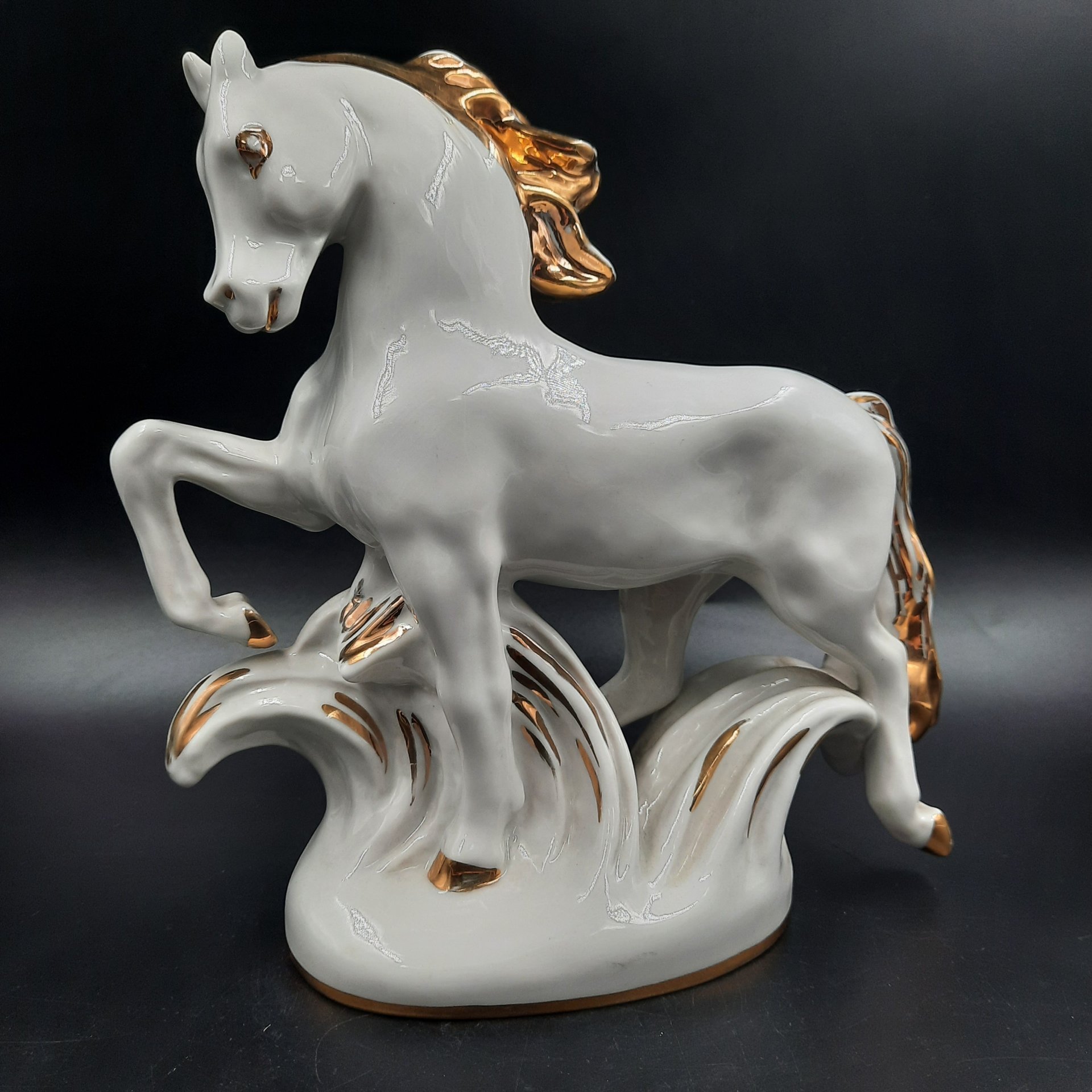 Статуэтка "Конь-огонь", автор формы И.С. Ефимов, фарфор, золочение, Ленинградский фарфоровый завод (ЛФЗ), СССР, 1950-1970 гг.