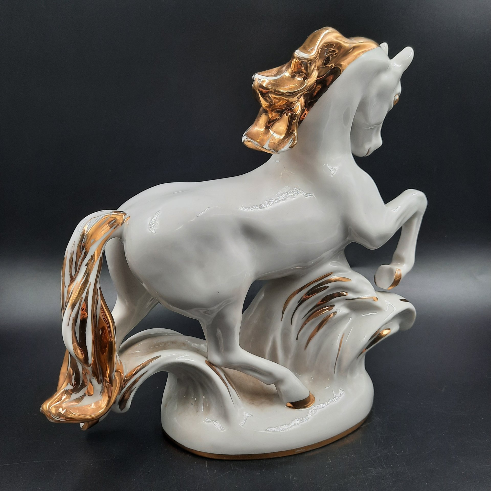 Статуэтка "Конь-огонь", автор формы И.С. Ефимов, фарфор, золочение, Ленинградский фарфоровый завод (ЛФЗ), СССР, 1950-1970 гг.