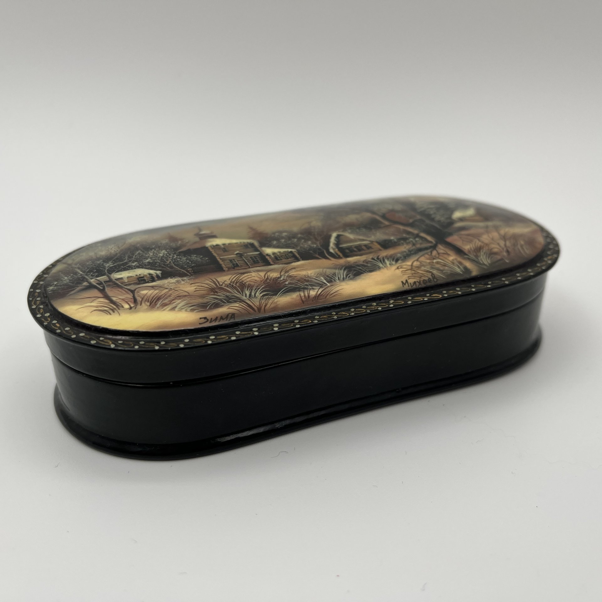 Шкатулка овальной формы "Зима", автор Михеев, папье-маше, роспись, лак, Федоскинская фабрика миниатюрной живописи (Федоскино), Российская Федерация, 2000-2015 гг.