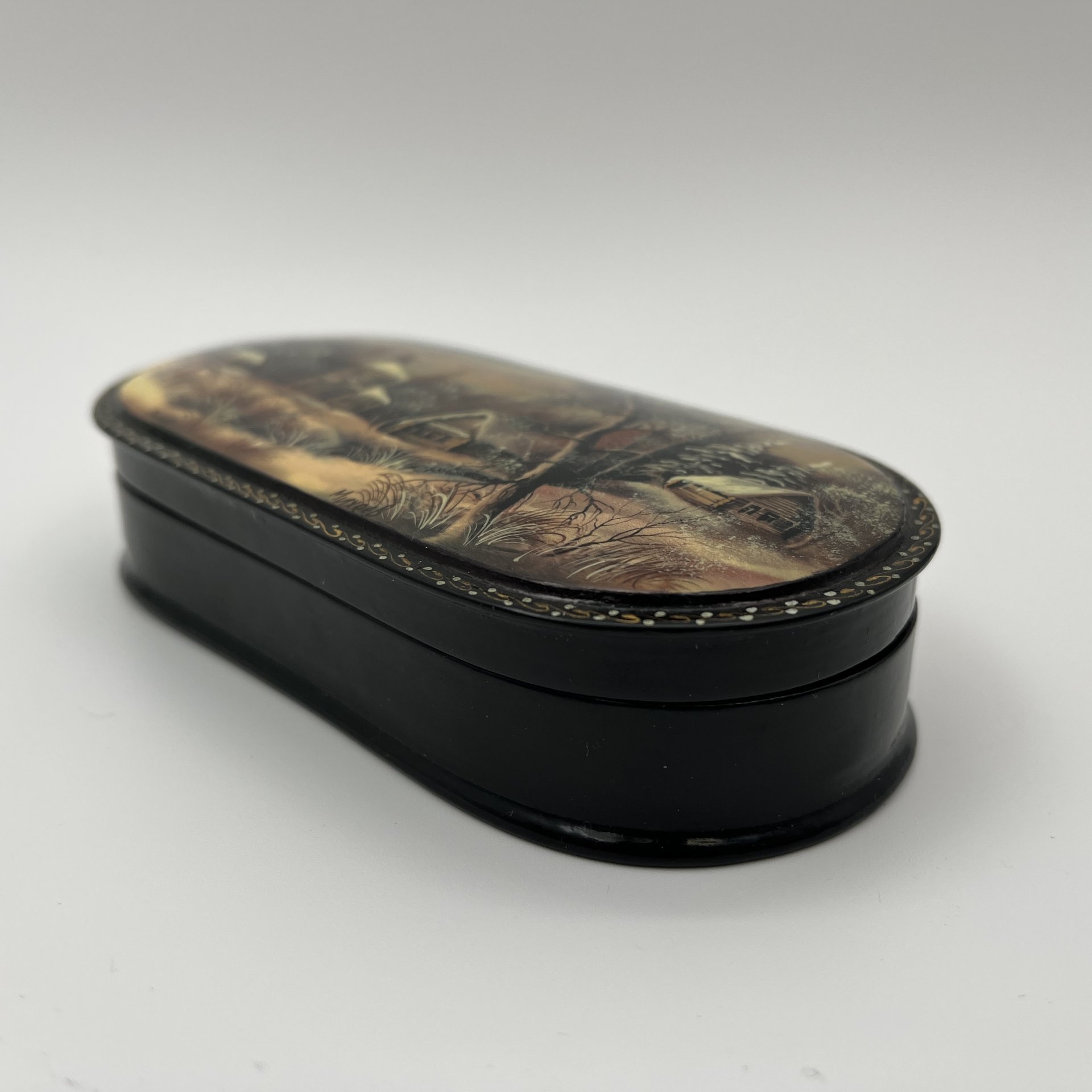 Шкатулка овальной формы "Зима", автор Михеев, папье-маше, роспись, лак, Федоскинская фабрика миниатюрной живописи (Федоскино), Российская Федерация, 2000-2015 гг.