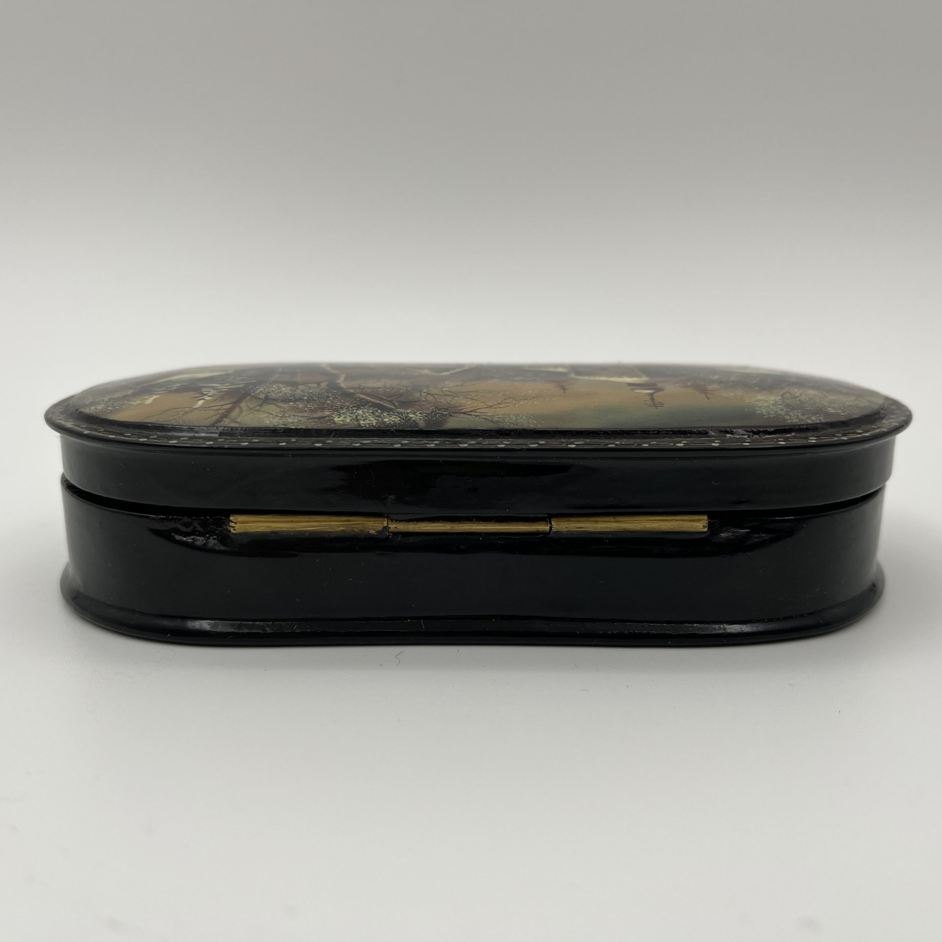 Шкатулка овальной формы "Зима", автор Михеев, папье-маше, роспись, лак, Федоскинская фабрика миниатюрной живописи (Федоскино), Российская Федерация, 2000-2015 гг.