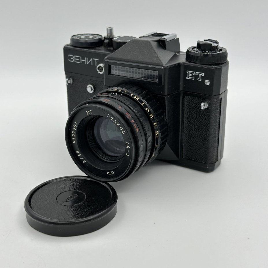 Фотоаппарат "Зенит-ЕТ" с объективом "Гелиос 44-3" в оригинальном кофре, Белорусское оптико-механическое объединение (БелОМО)