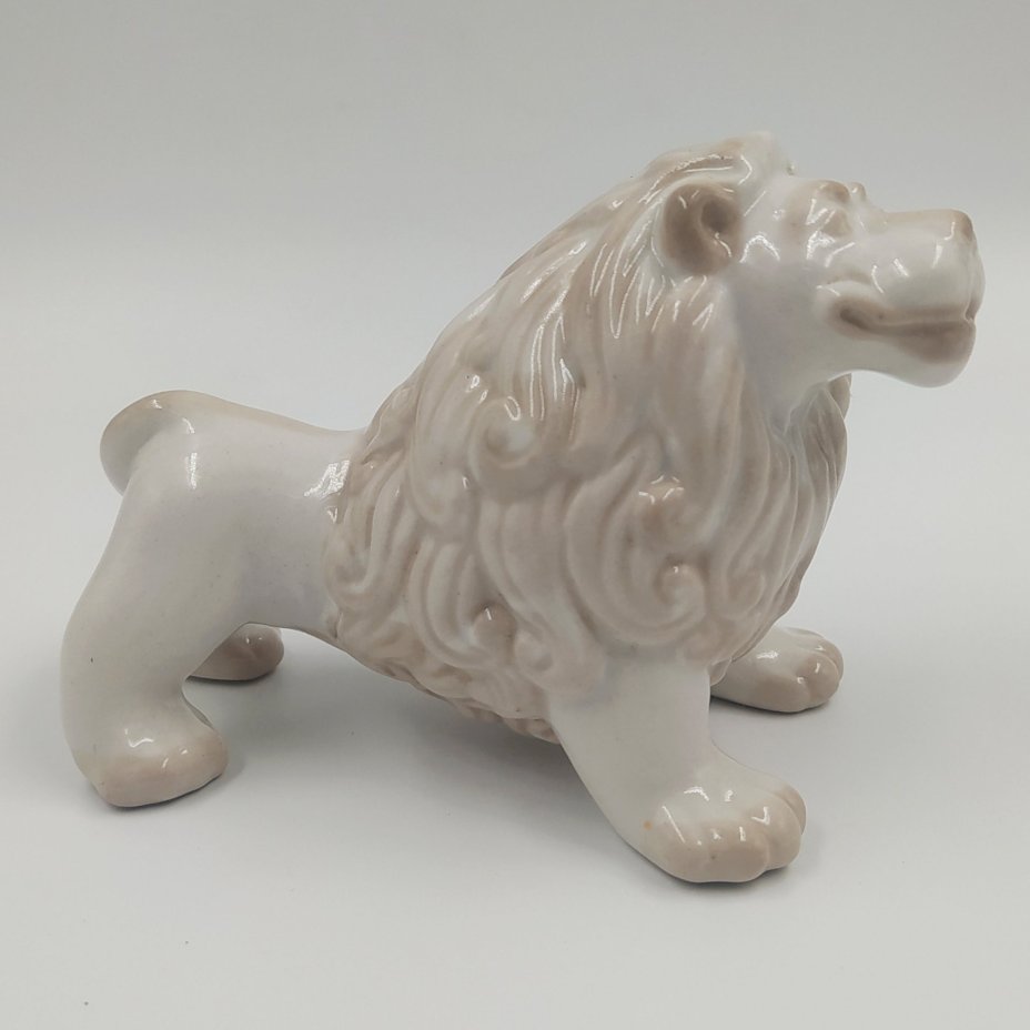 Статуэтка "Лев", автор Н. Сердюкова, фарфор, роспись, Ленинградский завод фарфоровых изделий (ЛЗФИ), СССР, 1950-1980 гг.