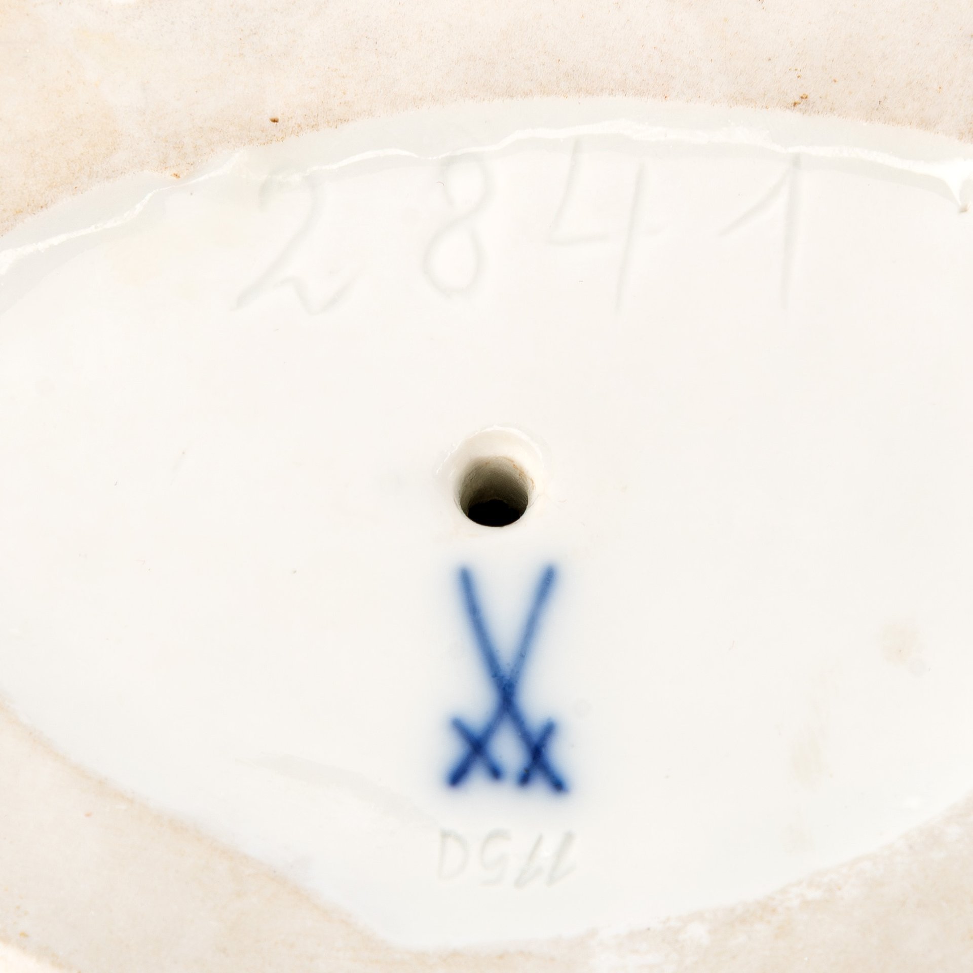 Статуэтка "Болонка", модель №2880, автор модели - Иоганн Иоахим Кендлер (Johann Joachim Kändler), фарфор, роспись надглазурная, Meissen (Мейсенский фарфор), Германия, 1900-1930 гг.