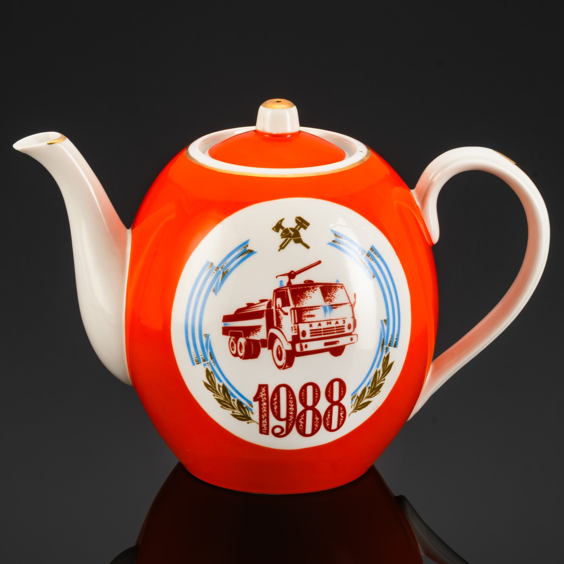 Чайник доливной "1918-1988 КАМАЗ", фарфор, крытье деколь, Дмитровский фарфоровый завод (ДФЗ Вербилки), СССР, 1988 г.