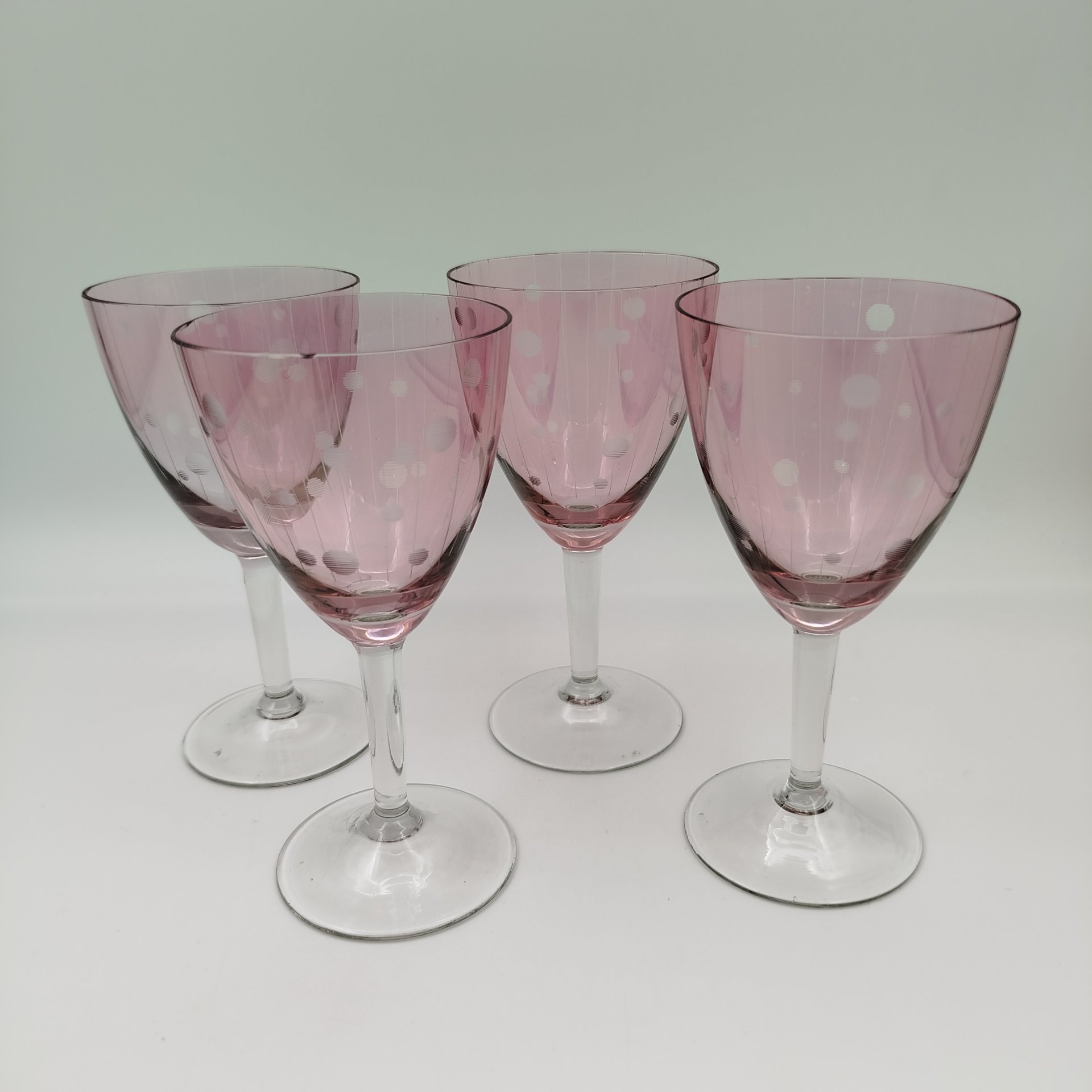 Набор из четырех бокалов с декором в горошек и с вертикальными полосами, цветное стекло, алмазная грань, СССР, 1960-1990 гг.