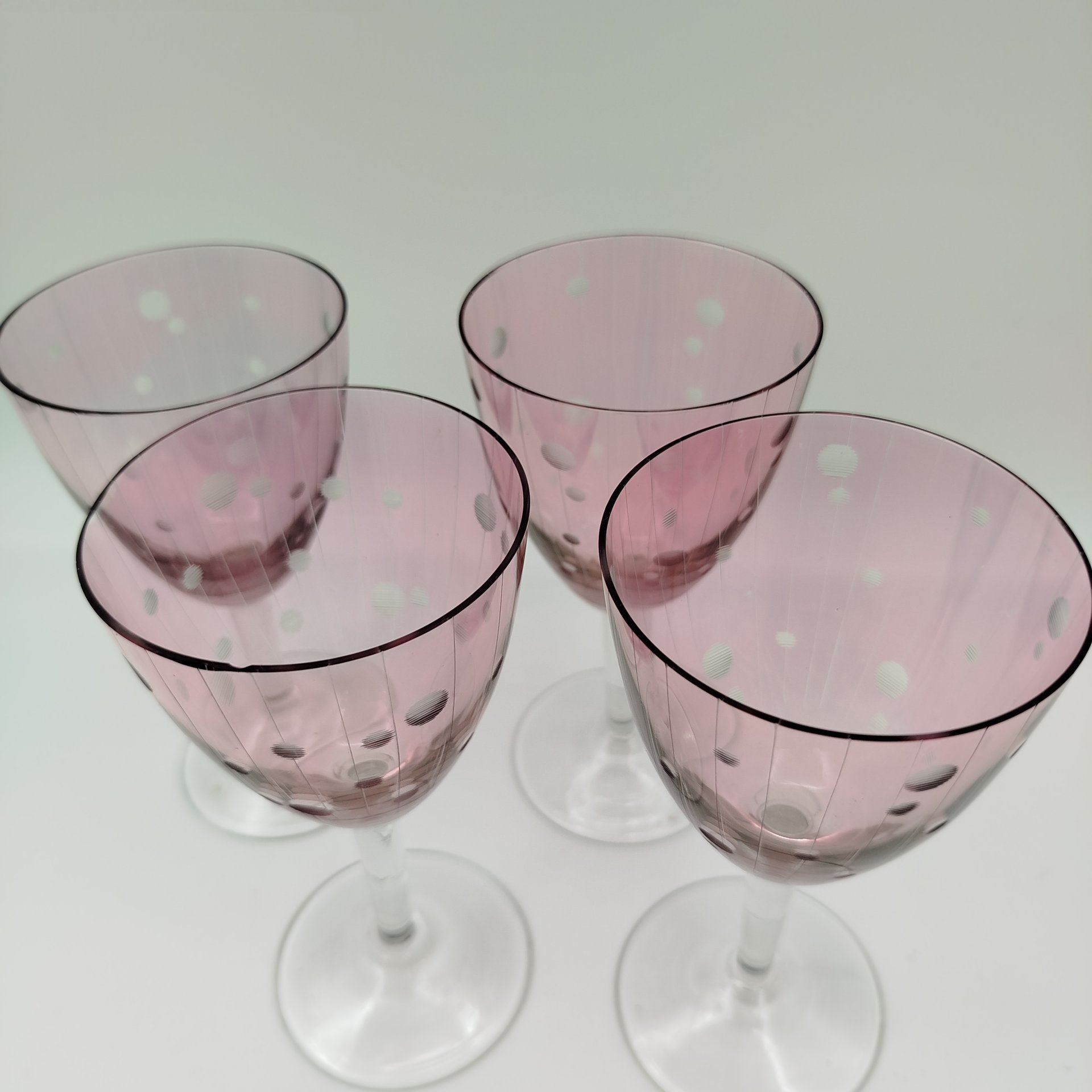 Набор из четырех бокалов с декором в горошек и с вертикальными полосами, цветное стекло, алмазная грань, СССР, 1960-1990 гг.