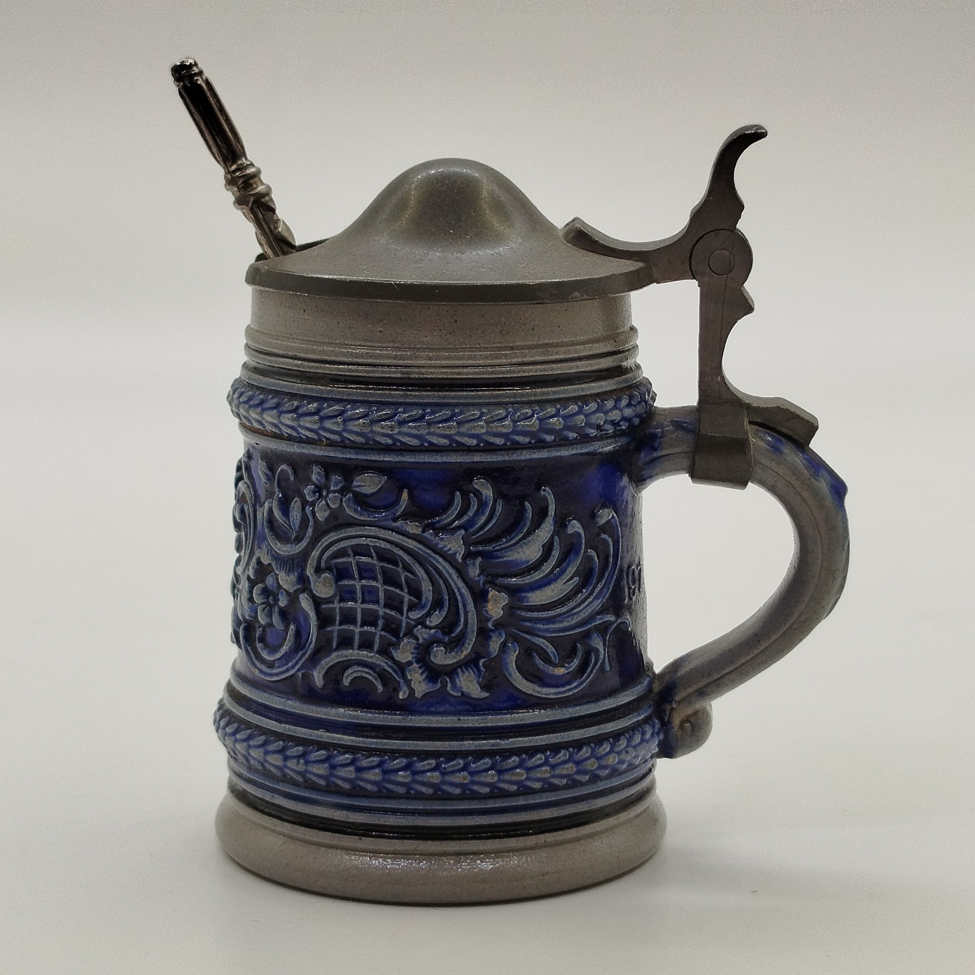 Кружка пивная миниатюрная с ложкой, украшенная рельефным флоральным декором, керамика, металл, глазурь, Германия, 1970-1990 гг.