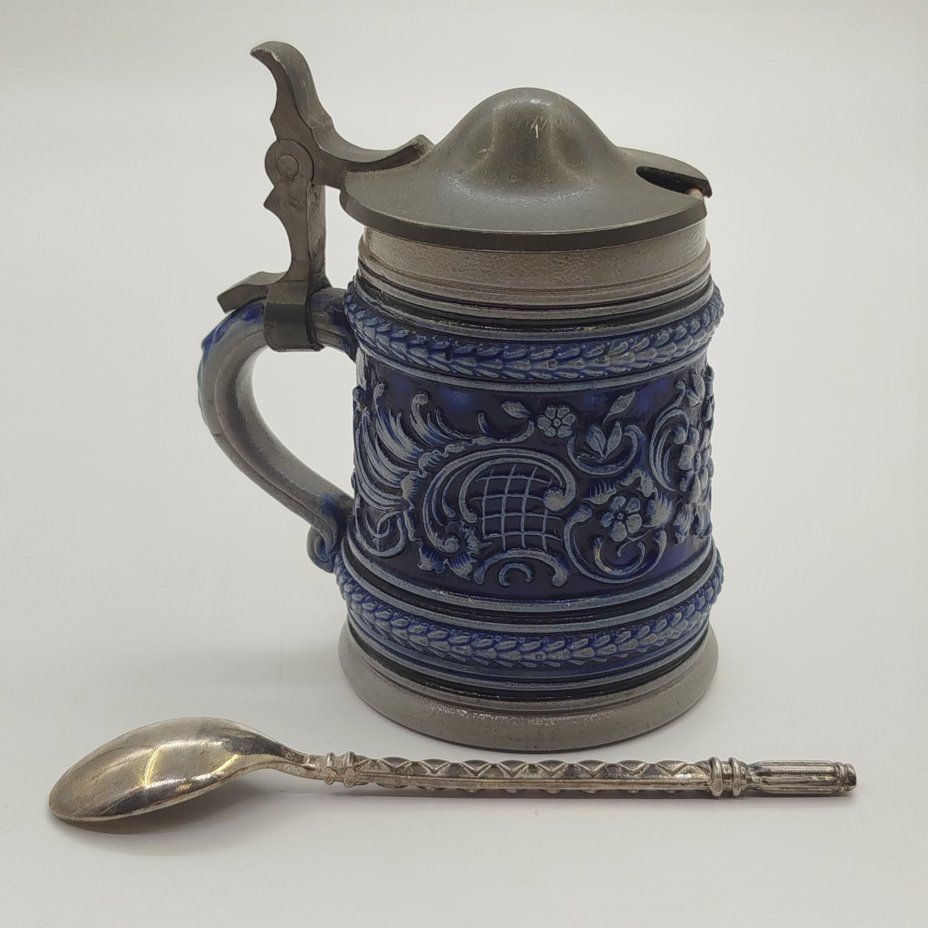 Кружка пивная миниатюрная с ложкой, украшенная рельефным флоральным декором