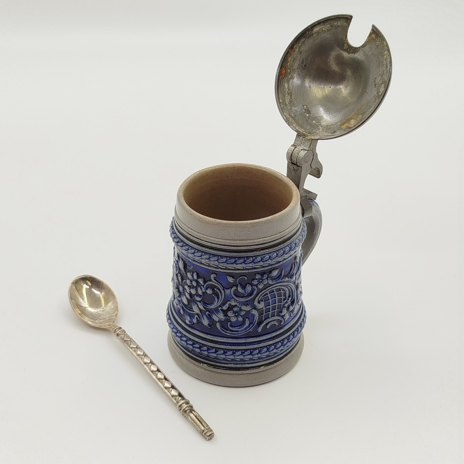 Кружка пивная миниатюрная с ложкой, украшенная рельефным флоральным декором, керамика, металл, глазурь, Германия, 1970-1990 гг.