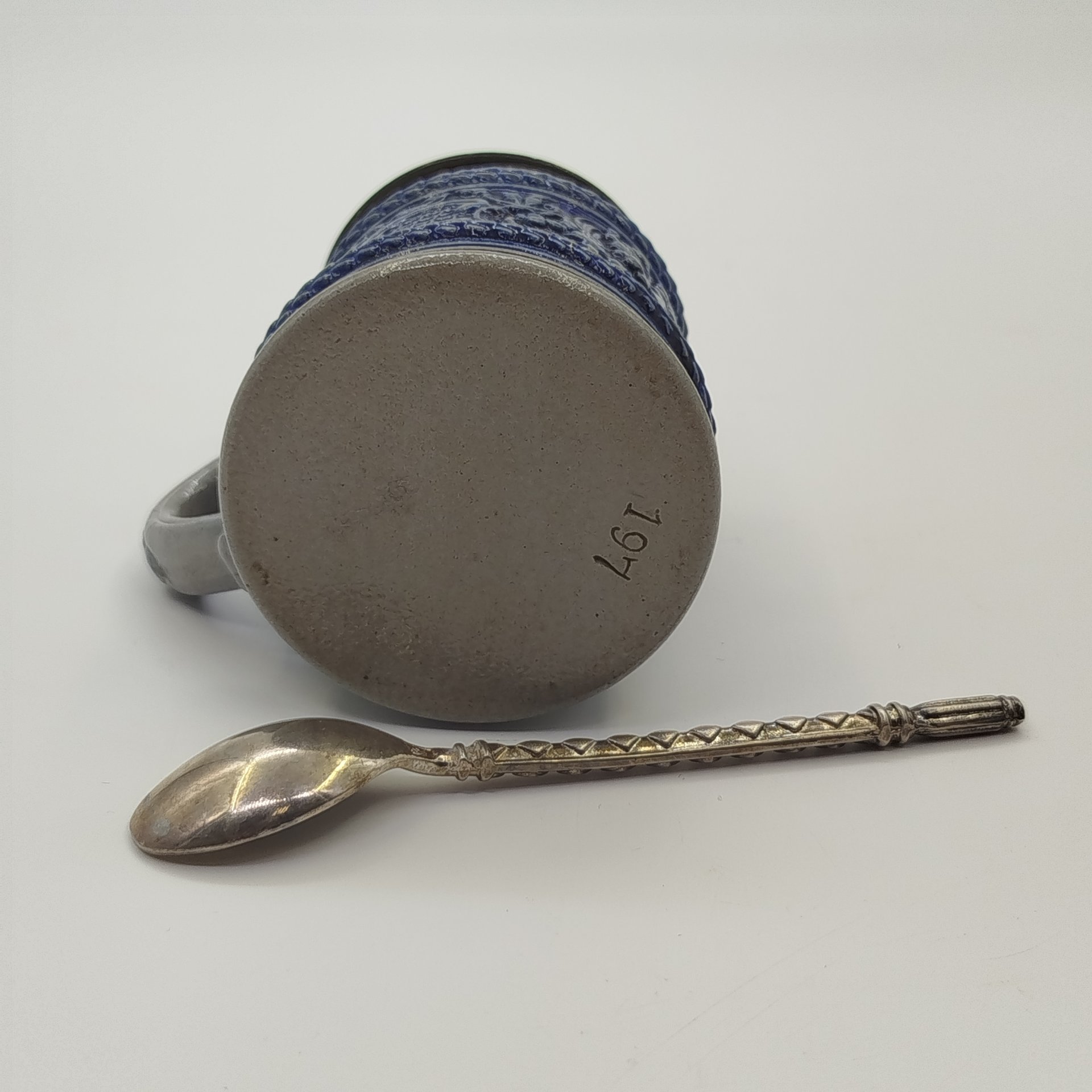 Кружка пивная миниатюрная с ложкой, украшенная рельефным флоральным декором, керамика, металл, глазурь, Германия, 1970-1990 гг.