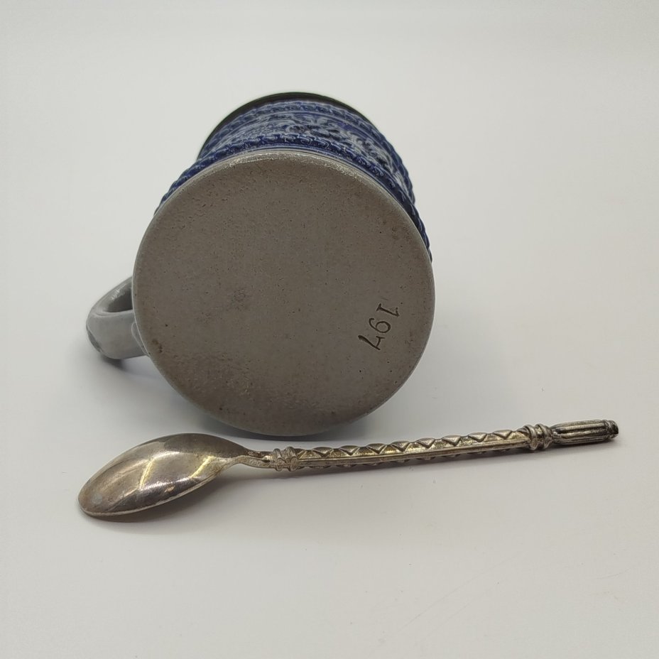 Кружка пивная миниатюрная с ложкой, украшенная рельефным флоральным декором