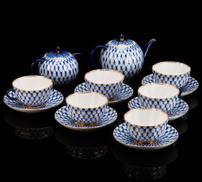 Сервиз чайный "Кобальтовая сетка" на 6 персон (14 предметов), автор формы "Тюльпан" Яковлева С.Е., автор рисунка Яцкевич А.А., фарфор, деколь, золочение, Ленинградский фарфоровый завод (ЛФЗ), Российская Федерация, 1991-2000 гг.