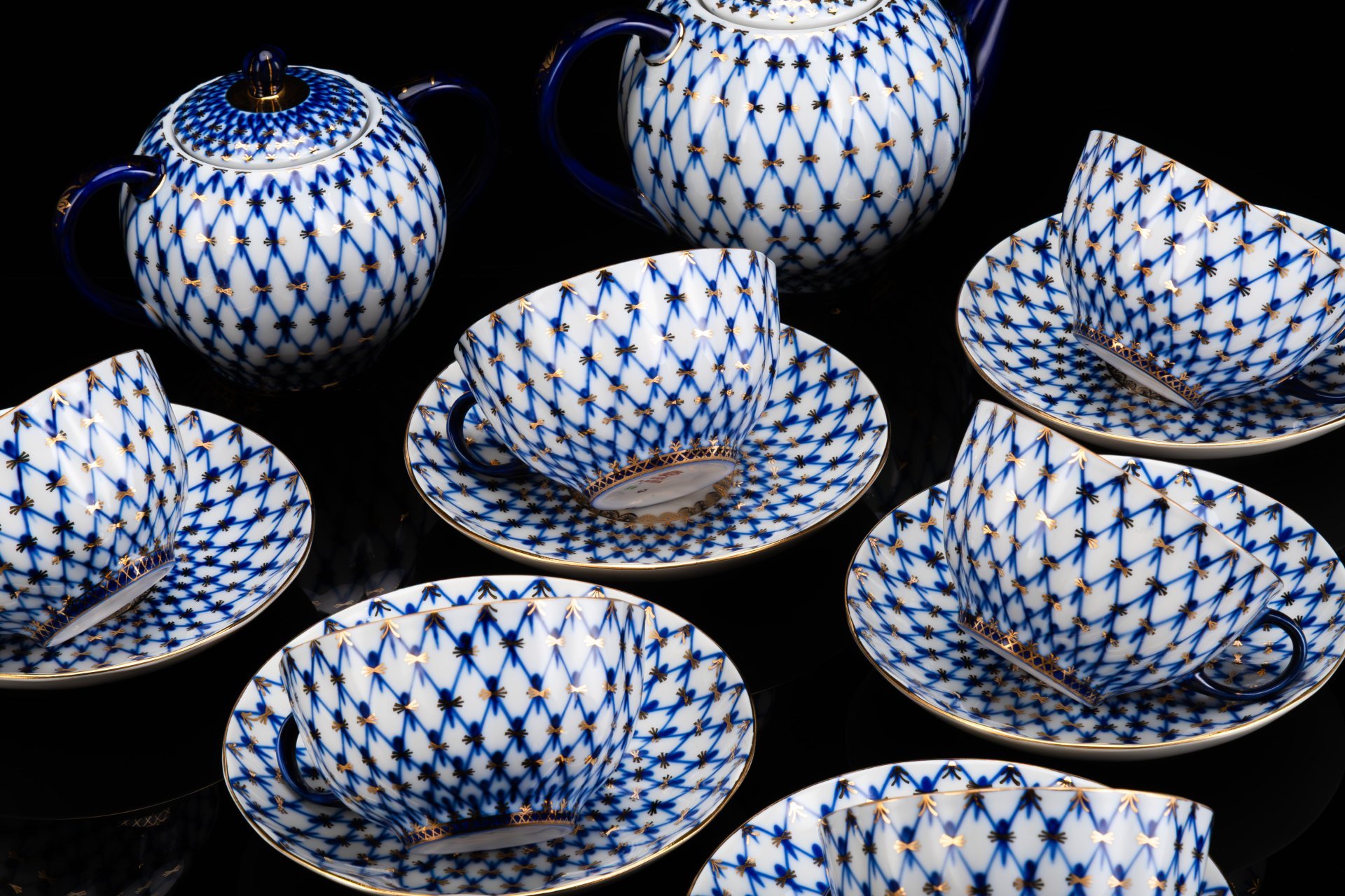 Сервиз чайный "Кобальтовая сетка" на 6 персон (14 предметов), автор формы "Тюльпан" Яковлева С.Е., автор рисунка Яцкевич А.А., фарфор, деколь, золочение, Ленинградский фарфоровый завод (ЛФЗ), Российская Федерация, 1991-2000 гг.