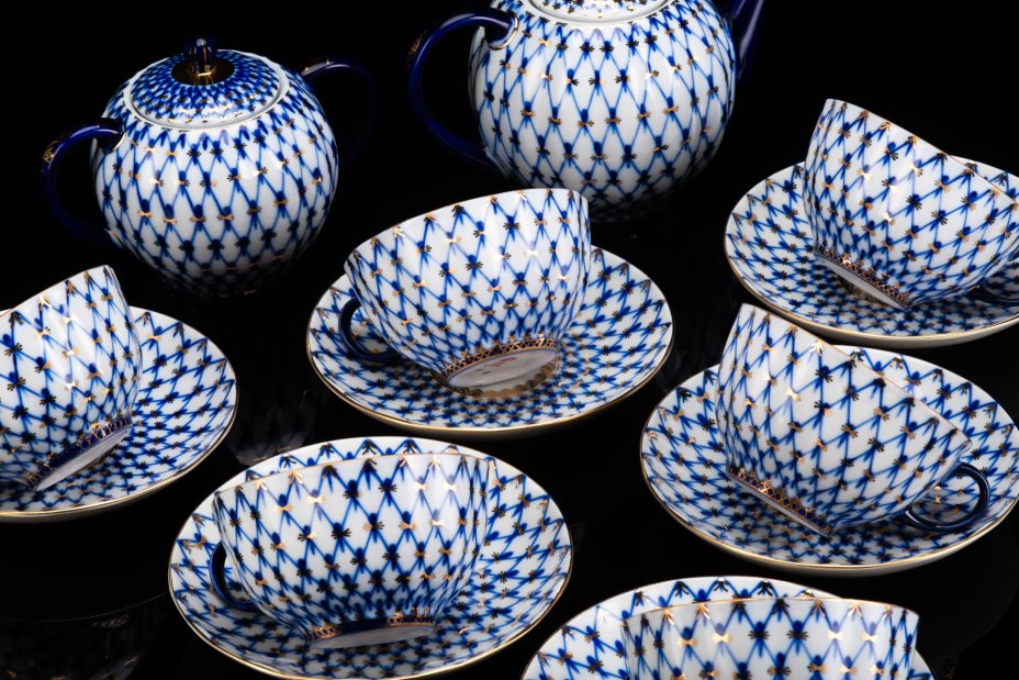 Сервиз чайный "Кобальтовая сетка" на 6 персон (14 предметов), автор формы "Тюльпан" Яковлева С.Е., автор рисунка Яцкевич А.А., фарфор, деколь, золочение, Ленинградский фарфоровый завод (ЛФЗ), Российская Федерация, 1991-2000 гг.
