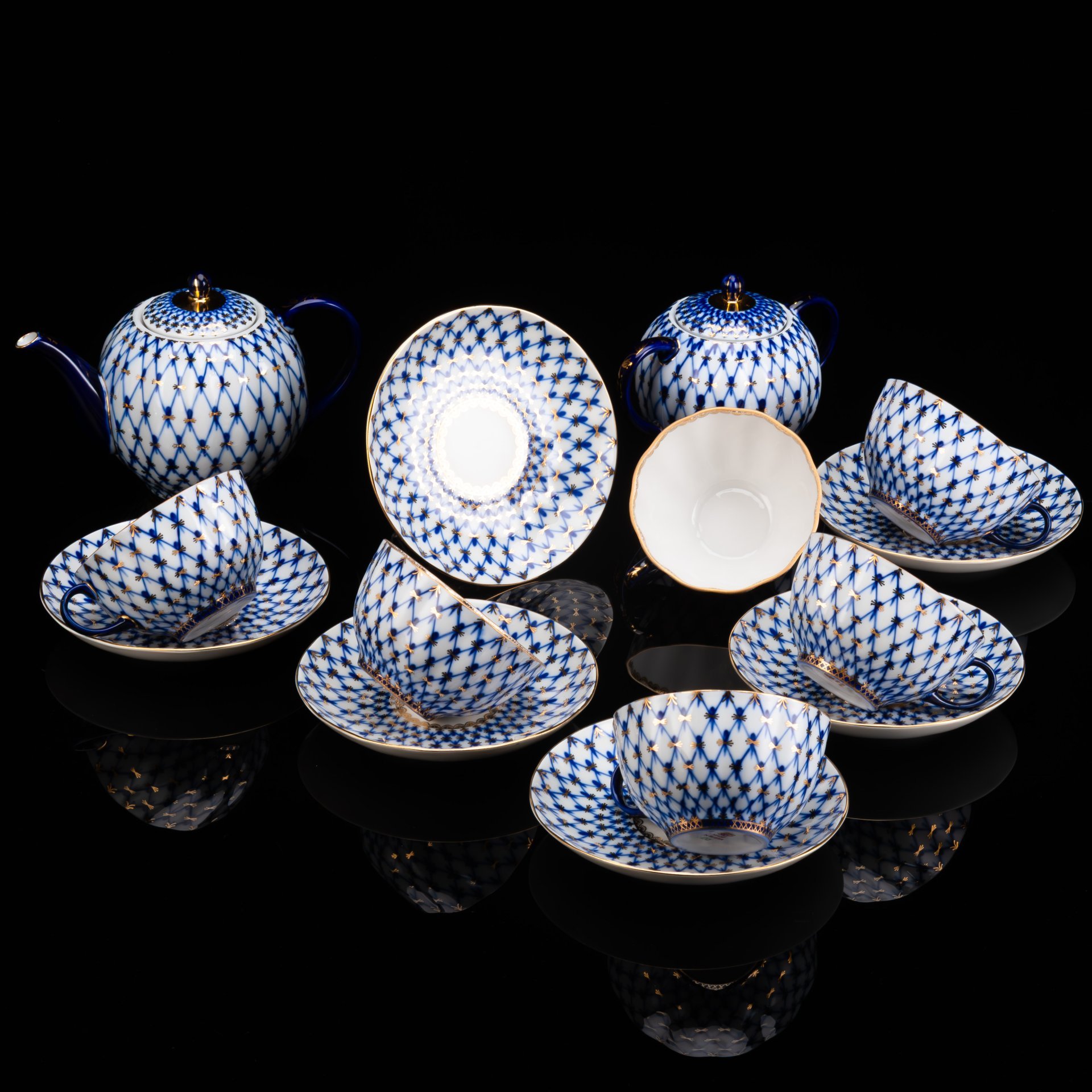 Сервиз чайный "Кобальтовая сетка" на 6 персон (14 предметов), автор формы "Тюльпан" Яковлева С.Е., автор рисунка Яцкевич А.А., фарфор, деколь, золочение, Ленинградский фарфоровый завод (ЛФЗ), Российская Федерация, 1991-2000 гг.