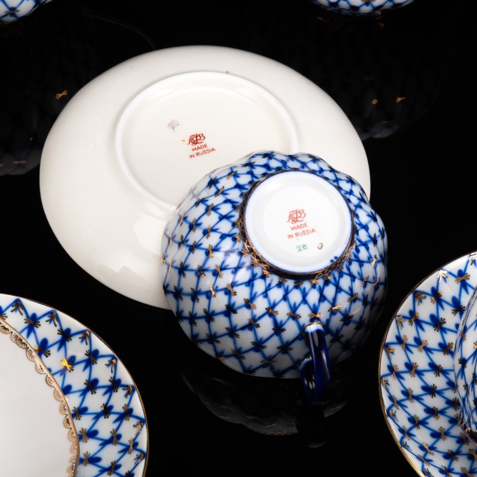 Сервиз чайный "Кобальтовая сетка" на 6 персон (14 предметов), автор формы "Тюльпан" Яковлева С.Е., автор рисунка Яцкевич А.А., фарфор, деколь, золочение, Ленинградский фарфоровый завод (ЛФЗ), Российская Федерация, 1991-2000 гг.