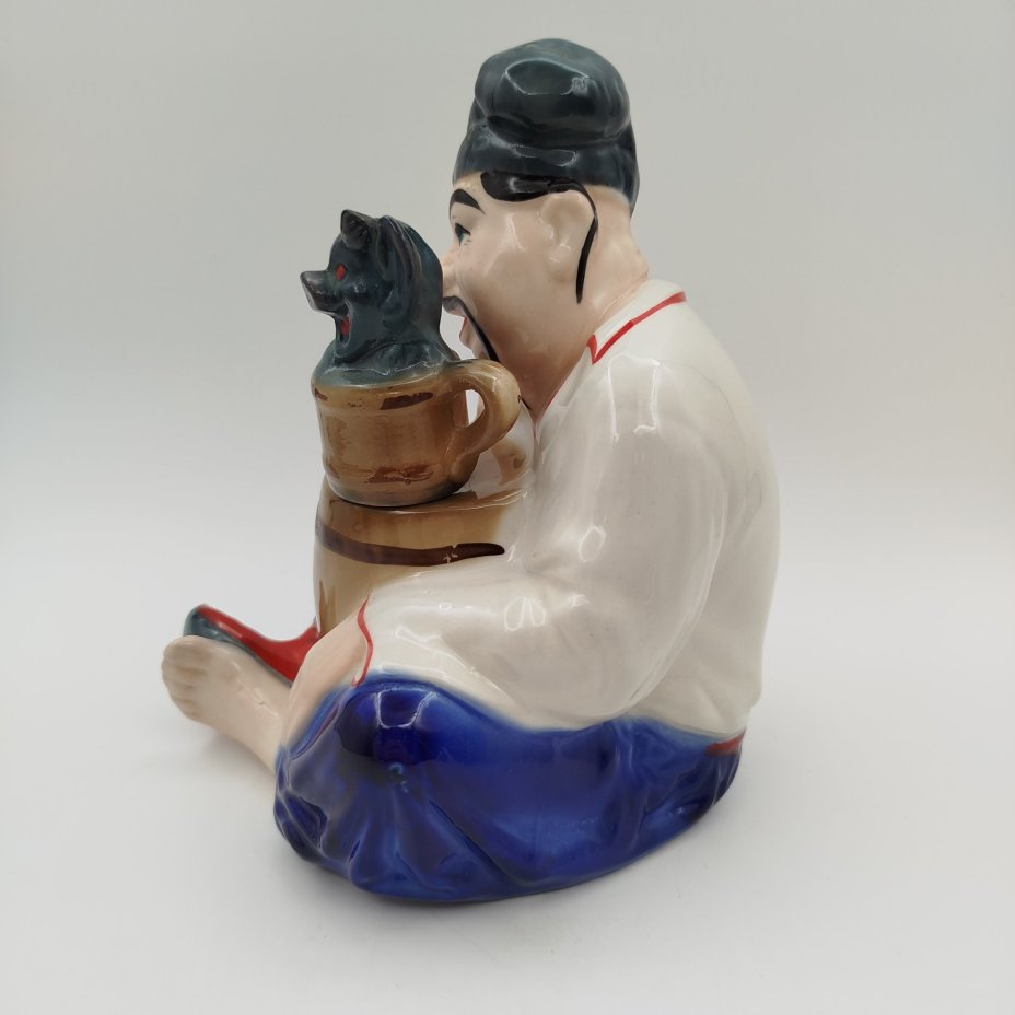 Штоф "Казак с бочкой и черт", керамика, глазурь, аэрография, Украина, 1990-2000 гг.